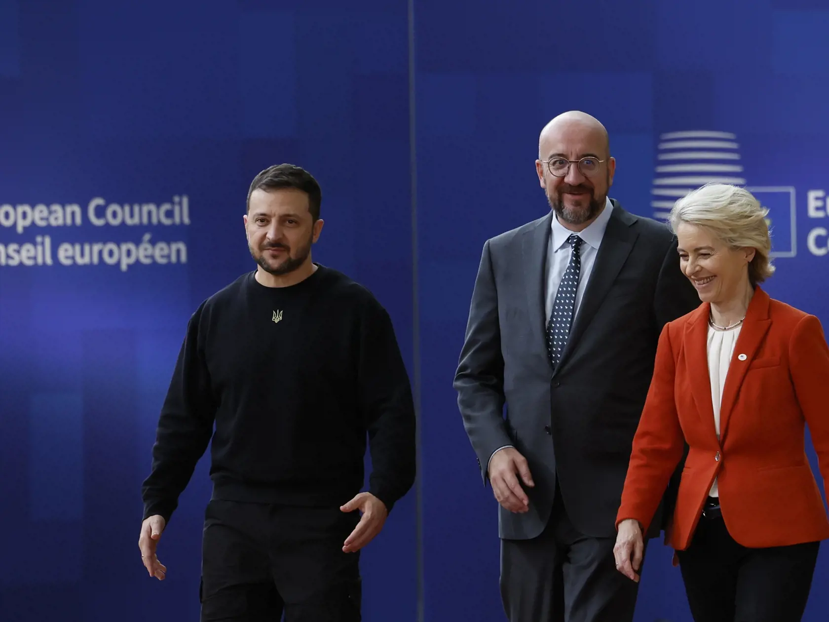 JB 28 Brusel - Zľava ukrajinský prezident Volodymyr Zelenskyj, predseda Európskej rady Charles Michel a predsedníčka Európskej komisie Ursula von der Leyenová prichádzajú na spoločné fotenie na summite EÚ v Bruseli 17. októbra 2024. Samit Európskej rady je naplánovaný na štvrtok a piatok (18. 10.). Hlavnými témami sú vojna na Ukrajine, vývoj na Blízkom východe, migrácia, konkurencieschopnosť a klíma. Vo svetle udalostí môžu vedúci predstavitelia EÚ riešiť aj konkrétne otázky zahraničnej politiky vrátane situácie v Gruzínsku, Moldavsku, Venezuele a Sudáne. Lídri EÚ sa budú venovať ďalšej vojenskej podpore pre Kyjev, preskúmajú pokrok v dodávkach systémov protivzdušnej obrany, munície a rakiet. Diskutovať majú aj o využívaní výnosov zo zmrazených ruských aktív v prospech Ukrajiny a o tom, ako posilniť ukrajinský energetický sektor a jeho kritickú infraštruktúru pred blížiacou sa zimou.
Rokovať budú aj o najnovšom vývoji na Blízkom východe, najmä o kritickej eskalácii násilia v regióne. Budú hľadať spôsoby, ako dosiahnuť okamžité prímerie pozdĺž libanonsko-izraelskej hranice a v Pásme Gazy či prepustenie všetkých rukojemníkov. FOTO TASR/AP 

Ukraine's President Volodymyr Zelenskyy, left, European Commission President Ursula von der Leyen, right, and European Council President Charles Michel arrive for a group photo during an EU summit in Brussels, Thursday, Oct. 17, 2024. (AP Photo/Geert Vanden Wijngaert)