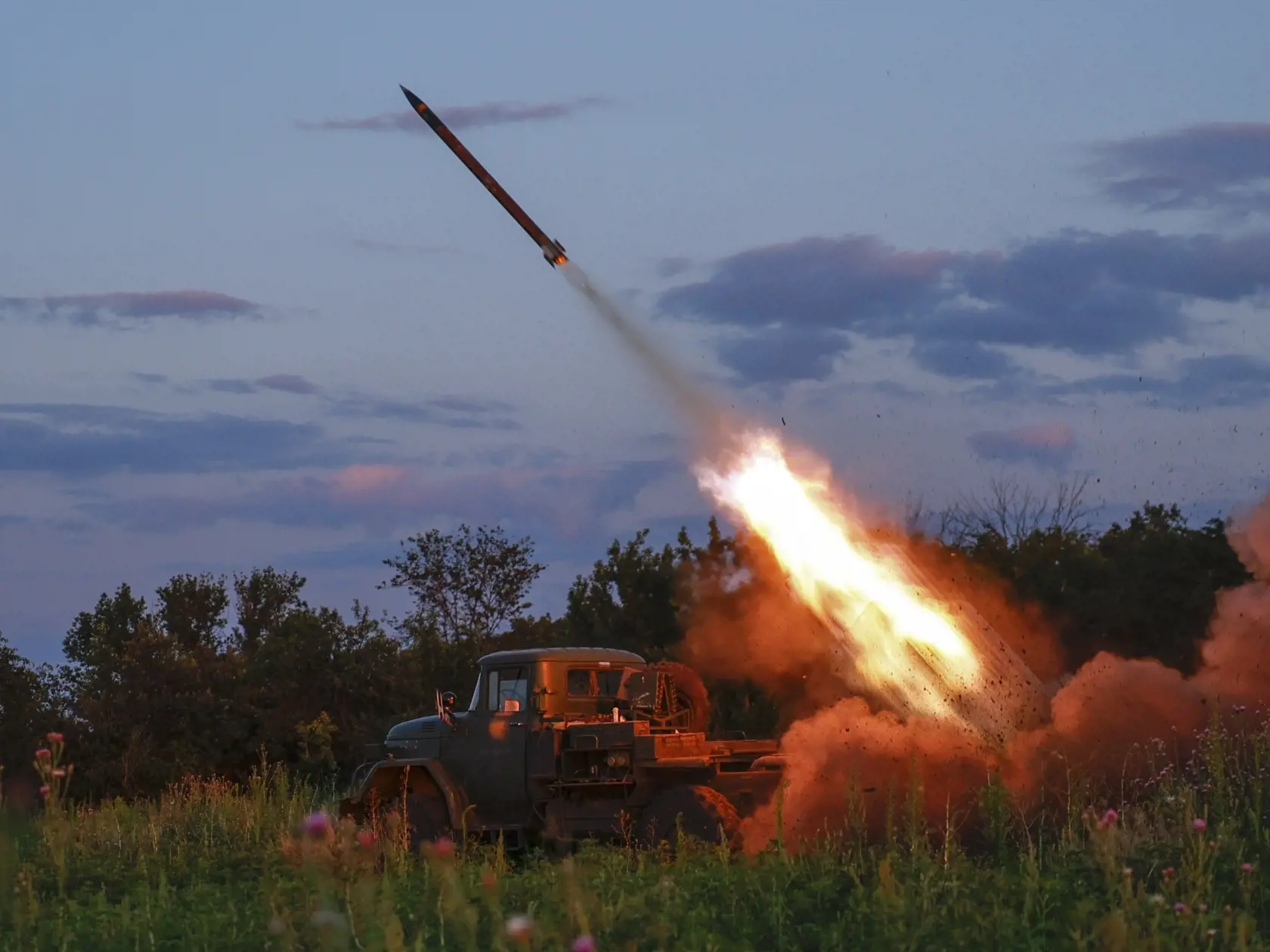 Raketomet Grad ukrajinskej armády odpaľuje rakety na ruské pozície na fronte pri Bachmute na Ukrajine 12. júla 2023.