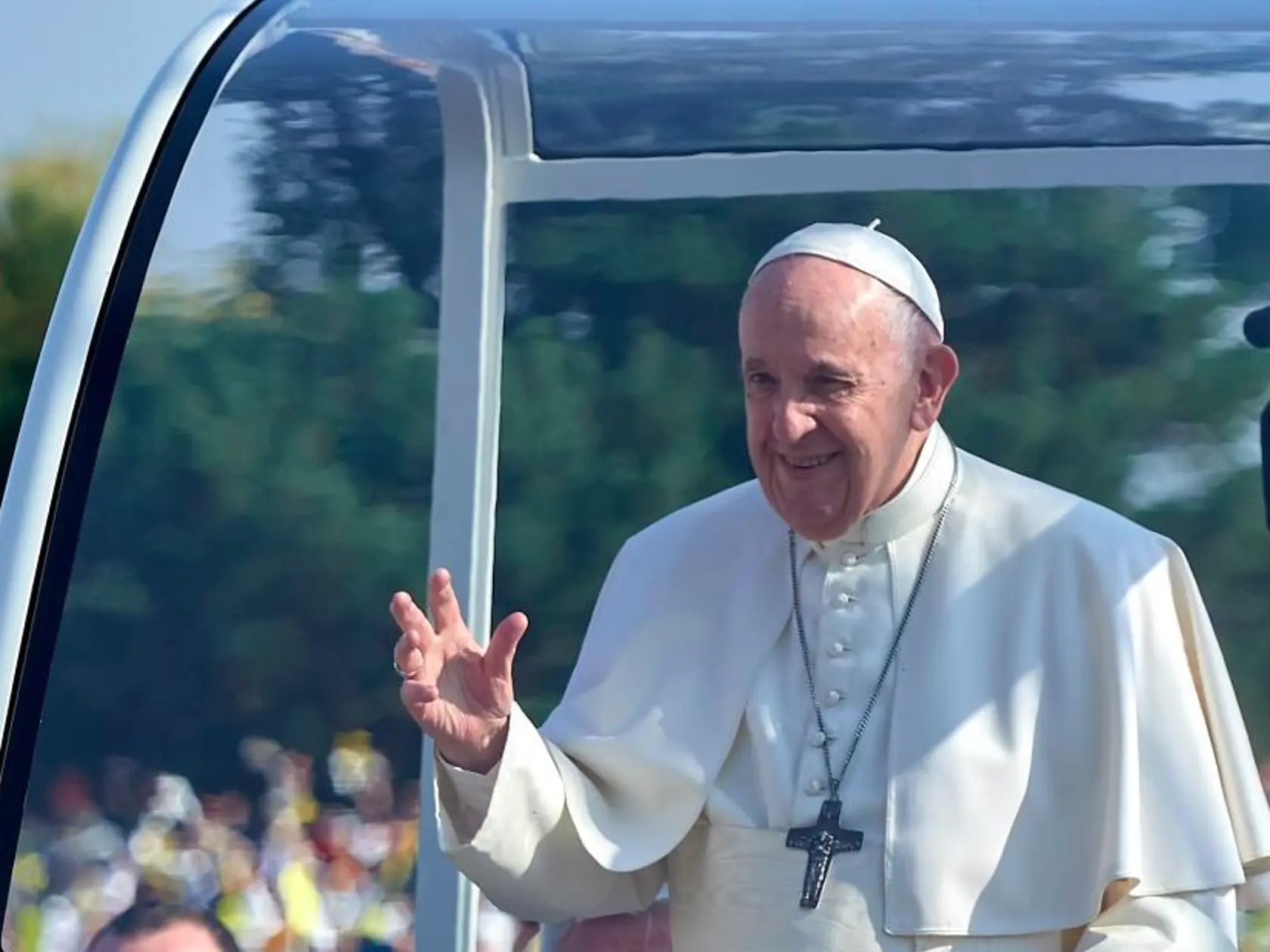 Jazda papamobilom pomedzi veriacich pred prešovskou mestskou halou pred začiatkom svätej liturgie.