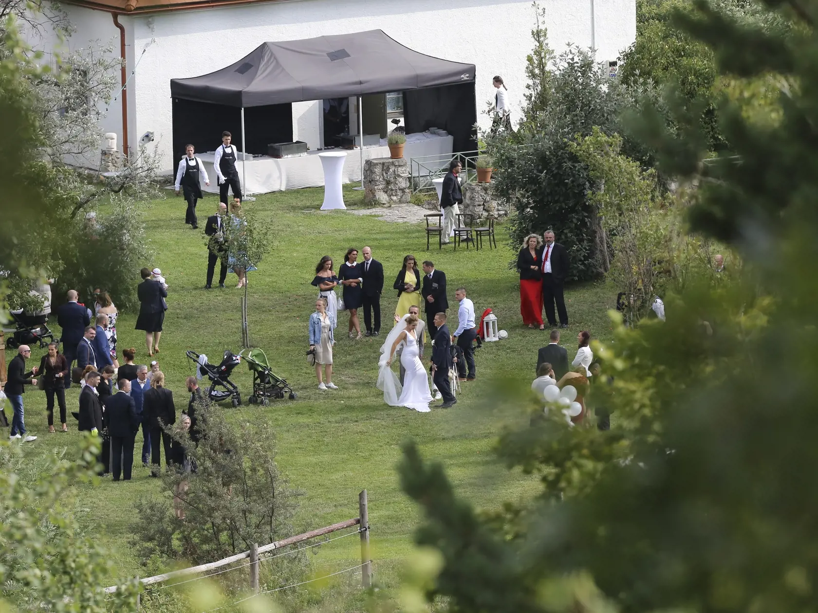 Herecká dvojica Zuzana Kubovčíková Šebová (35) a Michal Kubovčík (37) si povedali svoje vytúžené áno minulú sobotu vo Wiegerovej vile vo Svätom Jure. Svoj veľký deň si poriadne strážili a všetko si vybavili v úplnej tajnosti. 