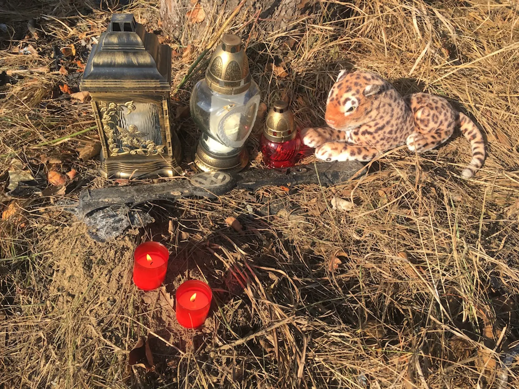 Sviečky a plyšák na mieste nehody. 