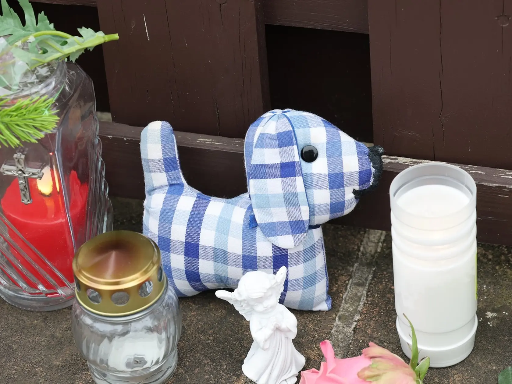 Pred domom manželov Dády a Felixa Slováčkovcov vytvorili ľudia pietne miesto na počesť ich zosnulej dcéry Aničky (†29). Nechýba ani rozkošný psíček. 