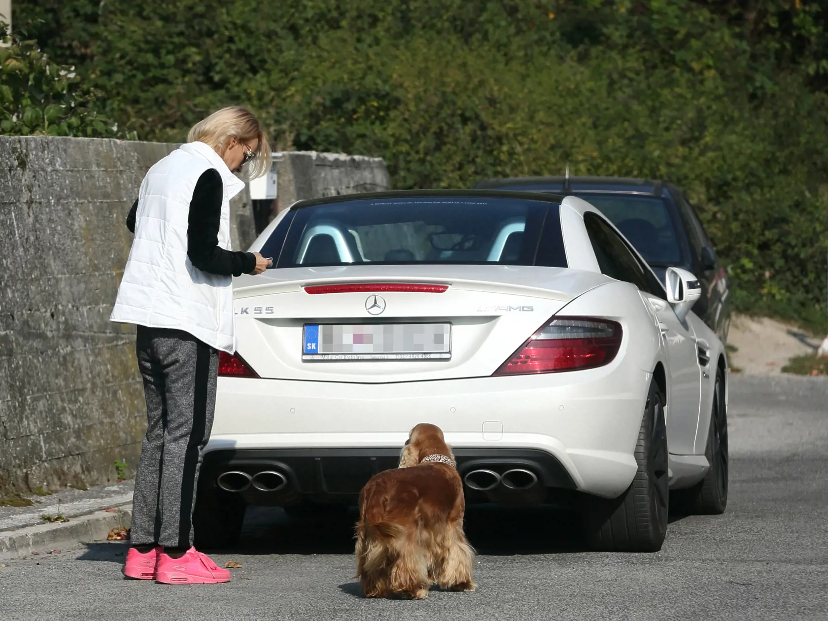 Na snímke paparazzi Karolína Kočnerová, manželka Mariána Kočnera ako venčí psa na Kolibe.