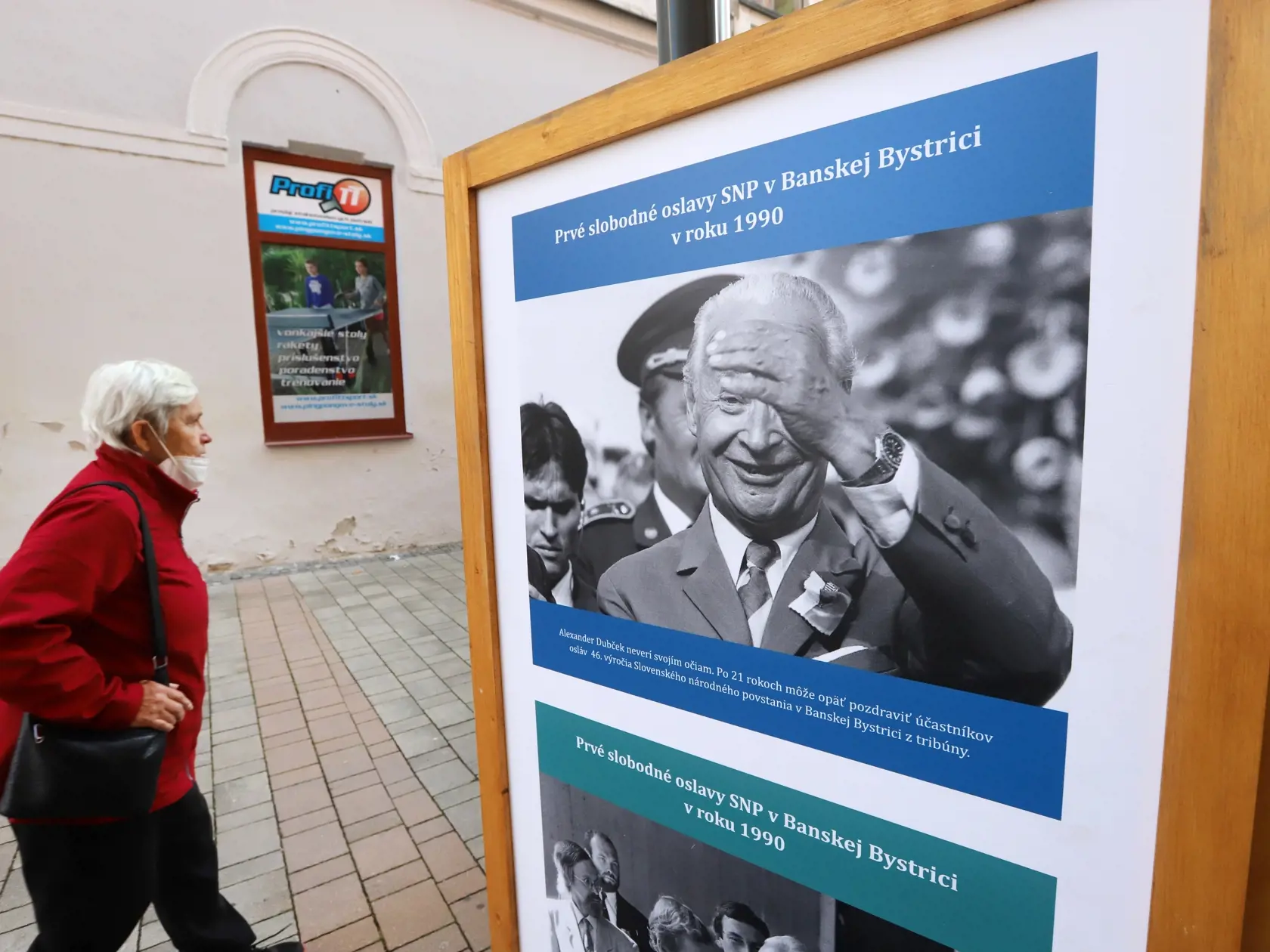Na snímke výstava fotografií z archívu Tlačovej agentúry SR (TASR) k 100. výročiu narodenia významnej osobnosti Pražskej jari Alexandra Dubčeka, ktorý sa narodil 27. novembra 1921 v Uhrovci. Výstava je sprístupnená na Lazovnej ulici v Banskej Bystrici 15. novembra 2021. FOTO TASR - Ján Krošlák 