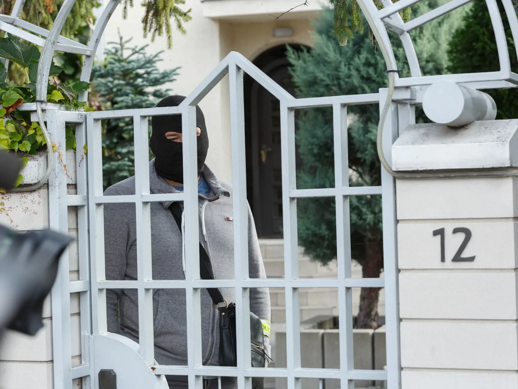 Policajná obhliadka majetkov  Mariána Kocnera. Na snímke dom v  Bernolákove.