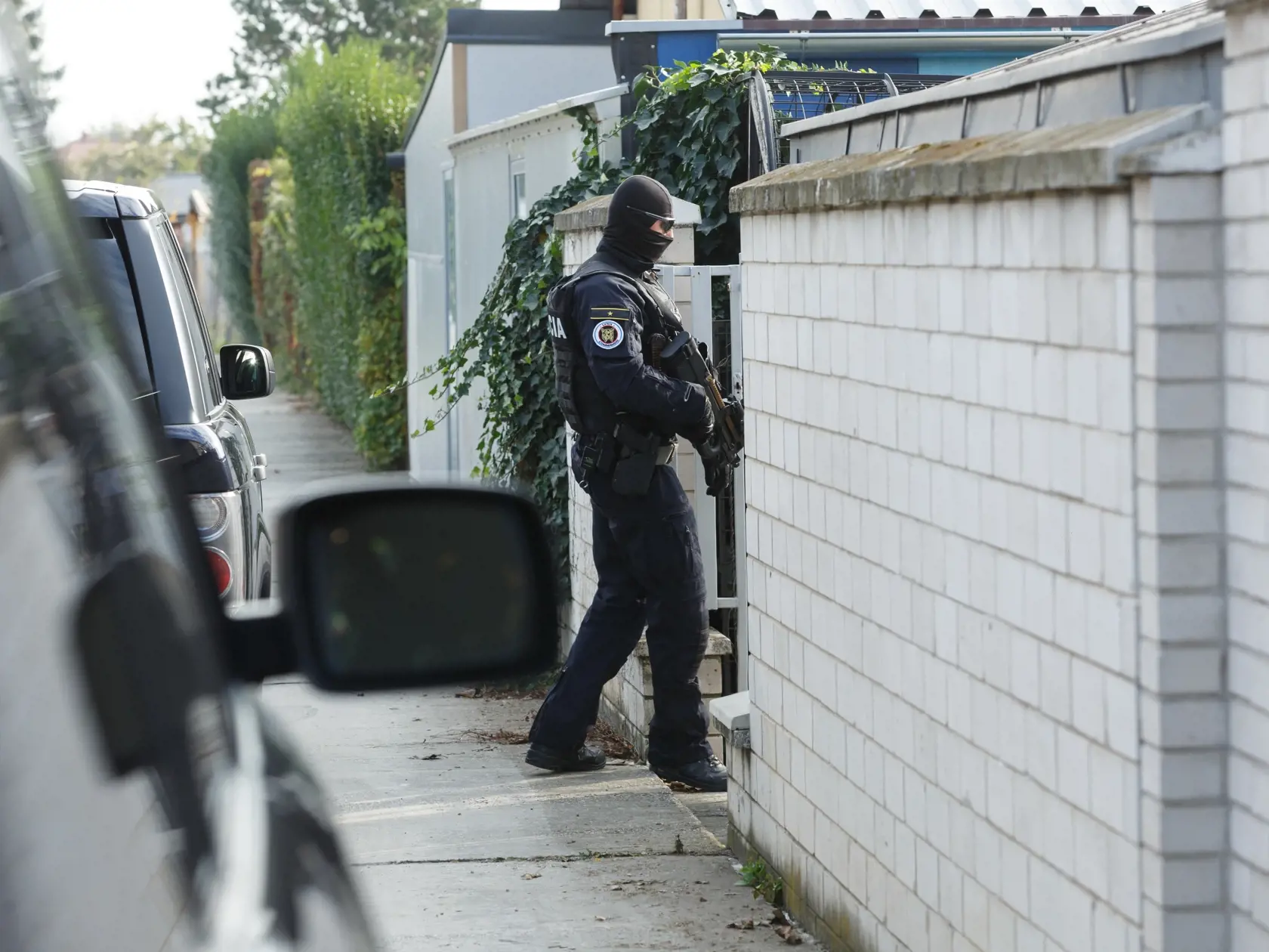 Policajná obhliadka majetkov  Mariána Kocnera. Na snímke dom v  Bernolákove.