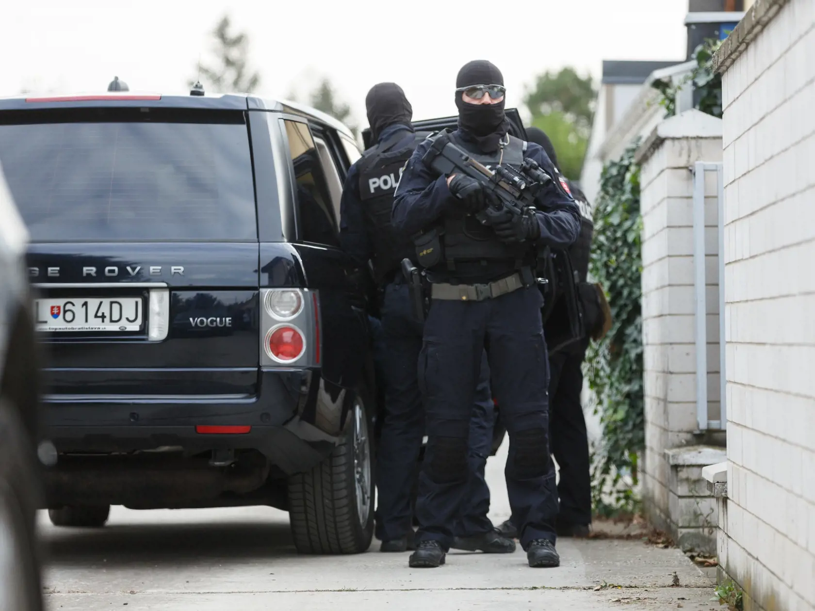 Policajná obhliadka majetkov  Mariána Kocnera. Na snímke dom v  Bernolákove.
