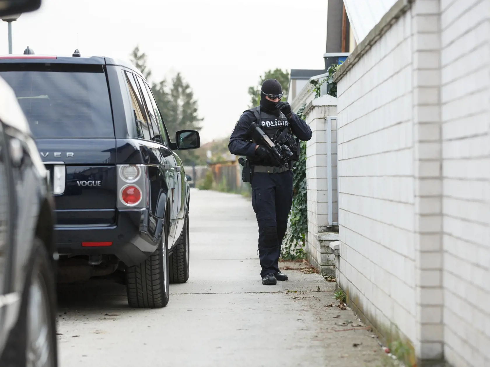 Policajná obhliadka majetkov  Mariána Kocnera. Na snímke dom v  Bernolákove.
