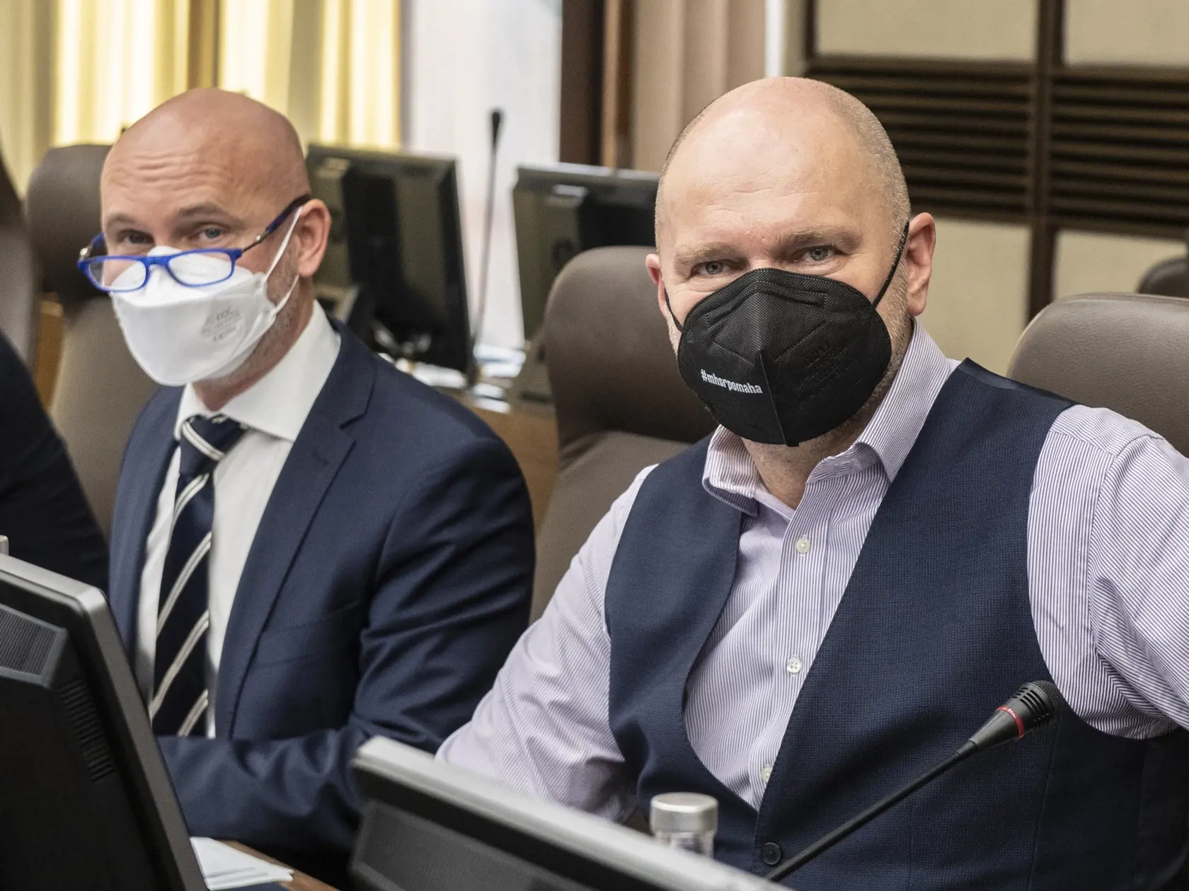Na snímke sprava podpredseda vlády a minister hospodárstva SR Richard Sulík a minister školstva, vedy, výskumu a športu SR Branislav Gröhling (obaja SaS) počas rokovania vlády SR v Bratislave v stredu 9. februára 2022. FOTO TASR - Pavel Neubauer 




      



