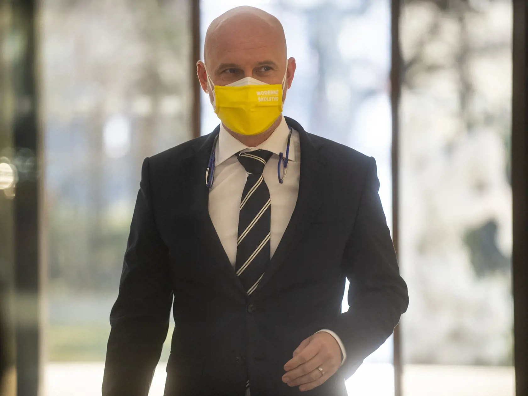 Na snímke minister školstva, vedy, výskumu a športu SR Branislav Gröhling (SaS) prichádza na rokovanie 64.  schôdze vlády SR v stredu 2. marca 2022 v Bratislave. FOTO TASR - Jakub Kotian