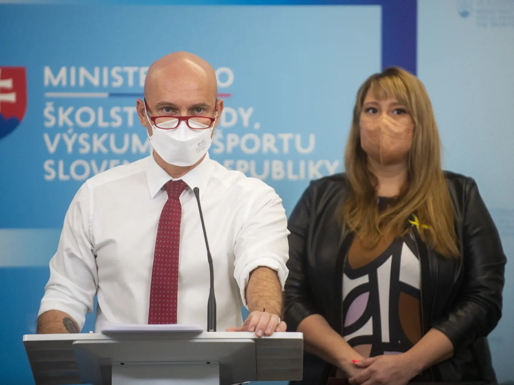 Na snímke vľavo minister školstva, vedy, výskumu a športu SR Branislav Gröhling a vpravo štátna tajomníčka MŠVVaŠ SR pre inklúziu, národnostné školstvo a celoživotné vzdelávanie Svetlana Síthová počas tlačovej konferencie na tému - Ďalšie opatrenia k Ukrajine 1. apríla 2022 v Bratislave. FOTO TASR - Jakub Kotian