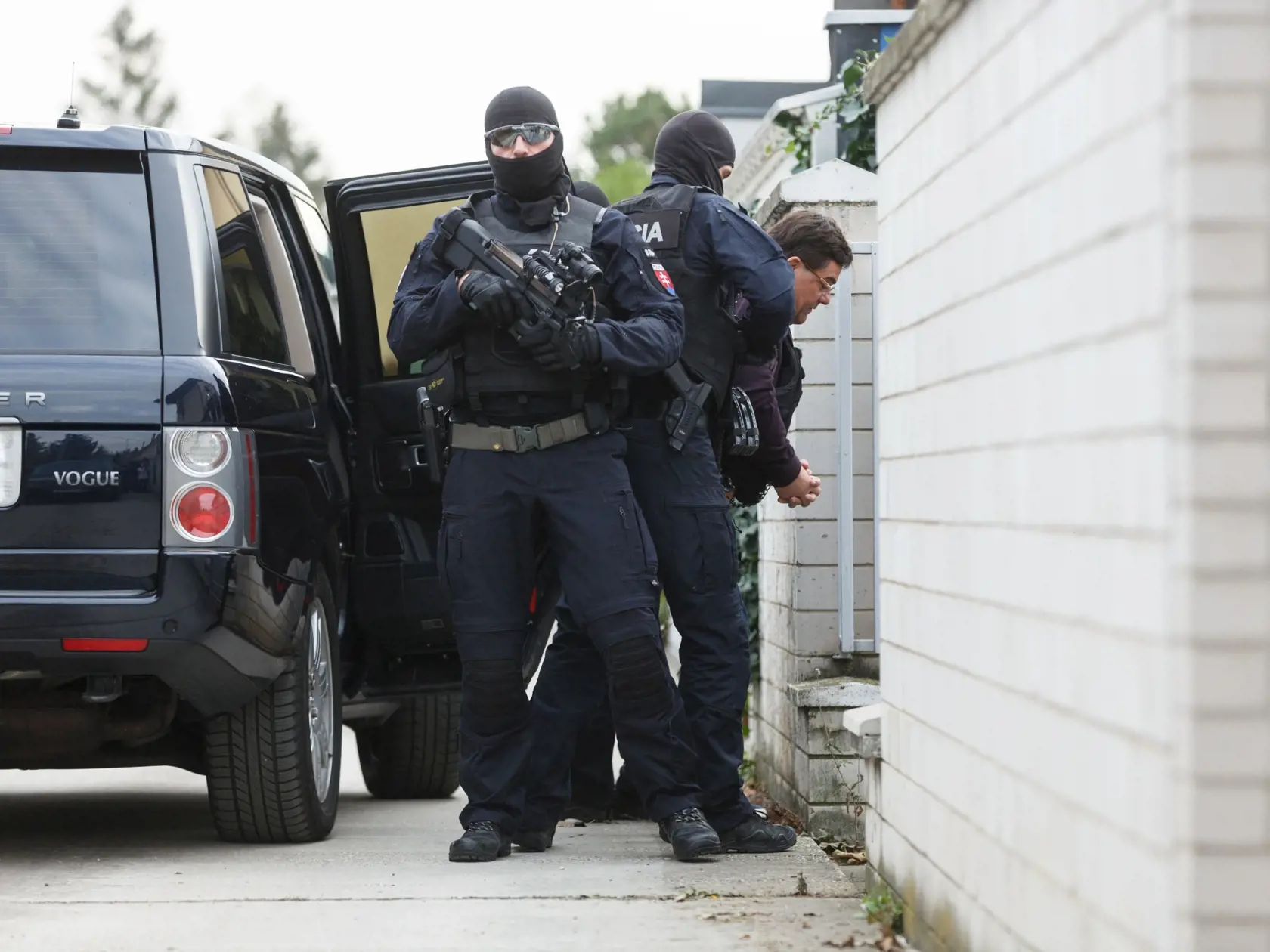 V putách: Podnikateľa doviedli policajti do jeho domu v Bernolákove.