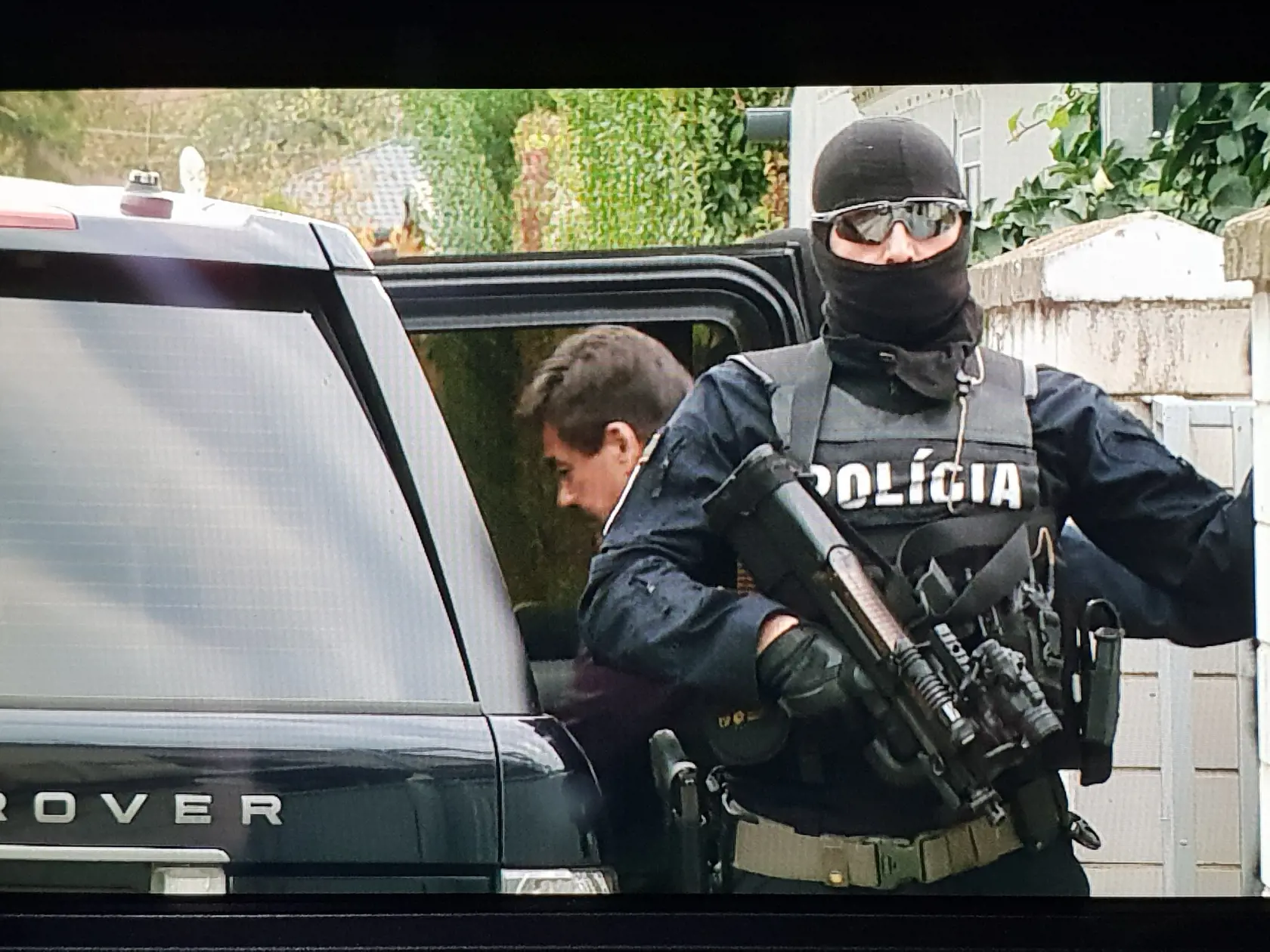 7.50 h 16. 10. 2018 Bernolákovo: Kukláči priviezli do Bernolákova aj Kočnera. Z auta najprv vystúpil, ale do domu odmietol vojsť.