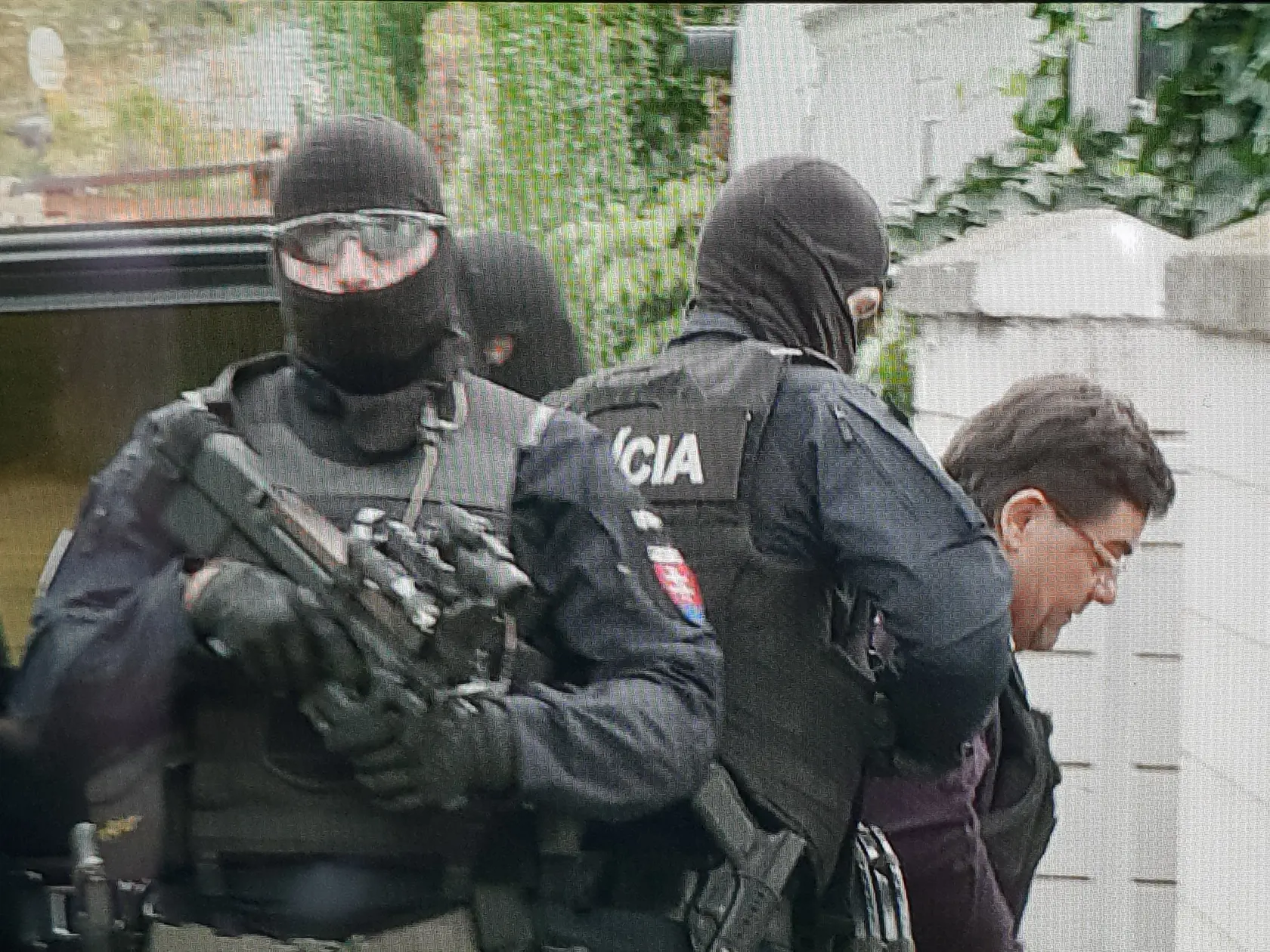 7.50 h 16. 10. 2018 Bernolákovo: Kukláči priviezli do Bernolákova aj Kočnera. Z auta najprv vystúpil, ale do domu odmietol vojsť.