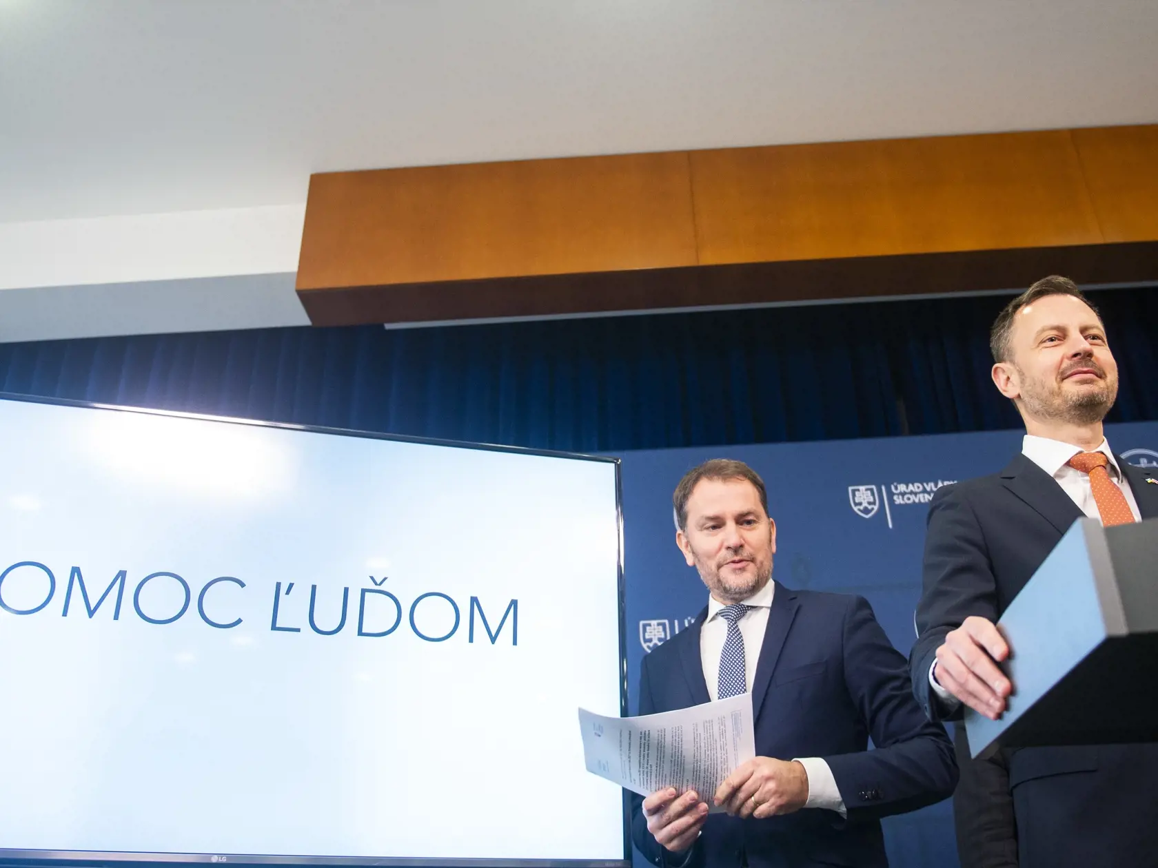 Na snímke sprava predseda vlády SR Eduard Heger a minister financií SR Igor Matovič (obaja OĽaNO) počas tlačovej konferencie koaličných strán, na ktorej predstavili pomoc ľuďom so zdražovaním zos strany vlády v Bratislave v piatok 21. apríla 2022. FOTO TASR - Jakub Kotian