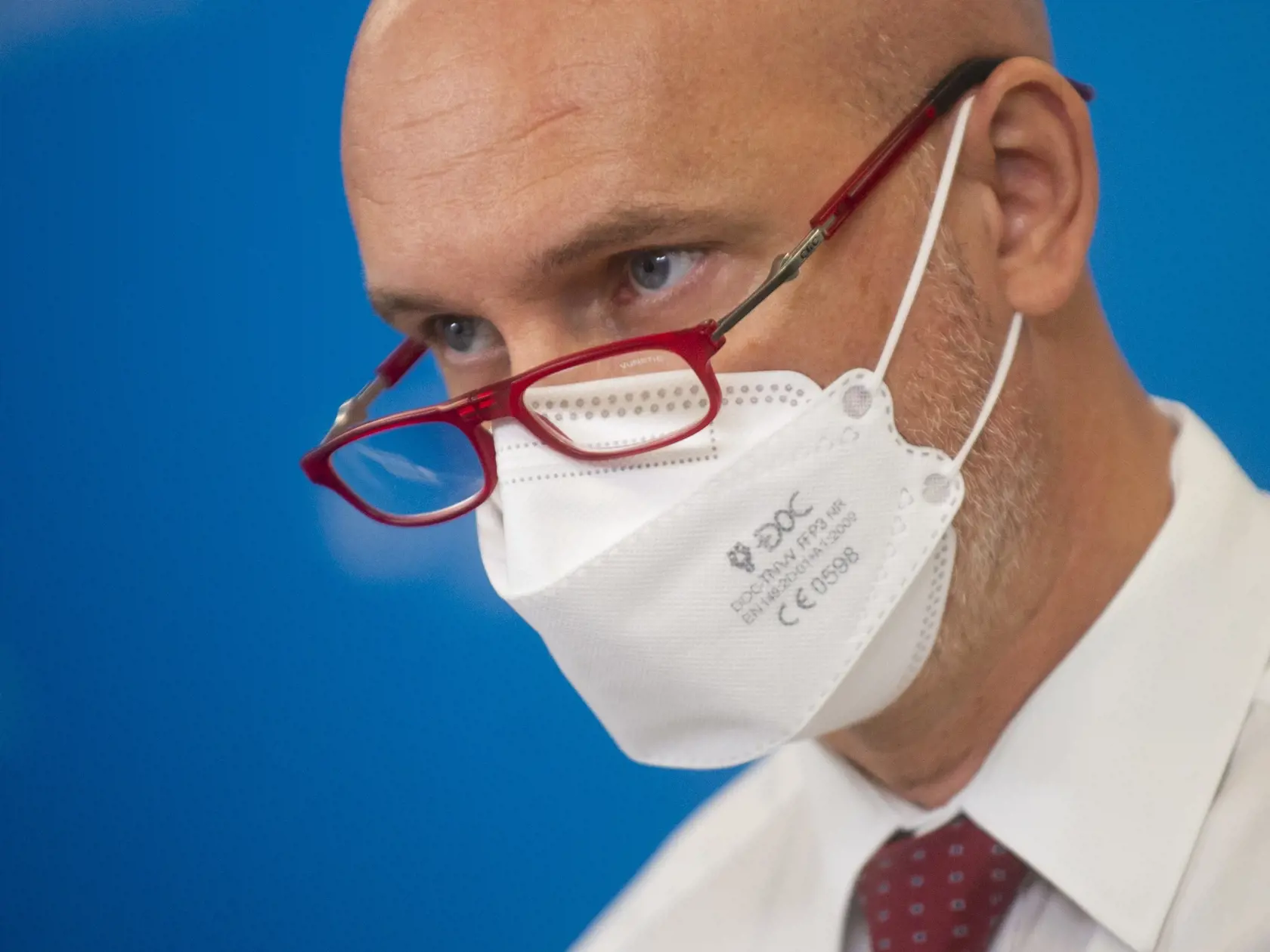 Na snímke minister školstva, vedy, výskumu a športu SR Branislav Gröhling počas tlačovej konferencie na tému - Ďalšie opatrenia k Ukrajine 1. apríla 2022 v Bratislave. FOTO TASR - Jakub Kotian