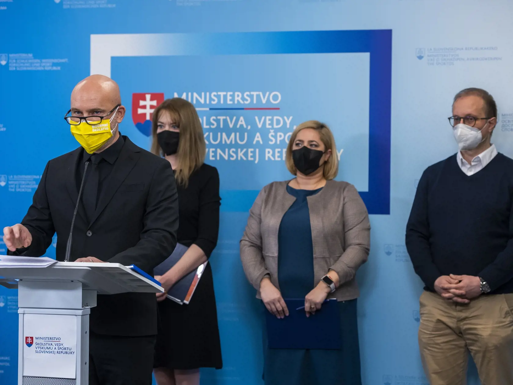 Na snímke zľava minister školstva, vedy, výskumu a športu SR Branislav Gröhling (SaS), riaditeľka Štátneho pedagogického ústavu (ŠPÚ) Miroslava Hapalová, výskumný a vývojový zamestnanec ŠPÚ pre inovácie v predškolskej a elementárnej pedagogike Petra Fridrichová a zamestnanec sekcie predprimárneho a základného vzdelávania MŠVVaŠ SR Péter Urbán počas tlačovej konferencie k ďalšiemu kroku v reforme obsahu vzdelávania v Bratislave 13. januára 2022. FOTO TASR - Jaroslav Novák