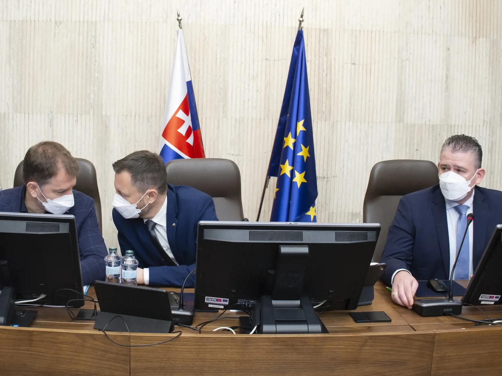Na snímke zľava minister financií SR Igor Matovič,  premiér SR Eduard Heger a minister vnútra SR Roman Mikulec (všetci OĽaNO) počas 75. schôdze vlády SR 12. apríla 2022 v Bratislave. FOTO TASR - Martin Baumann