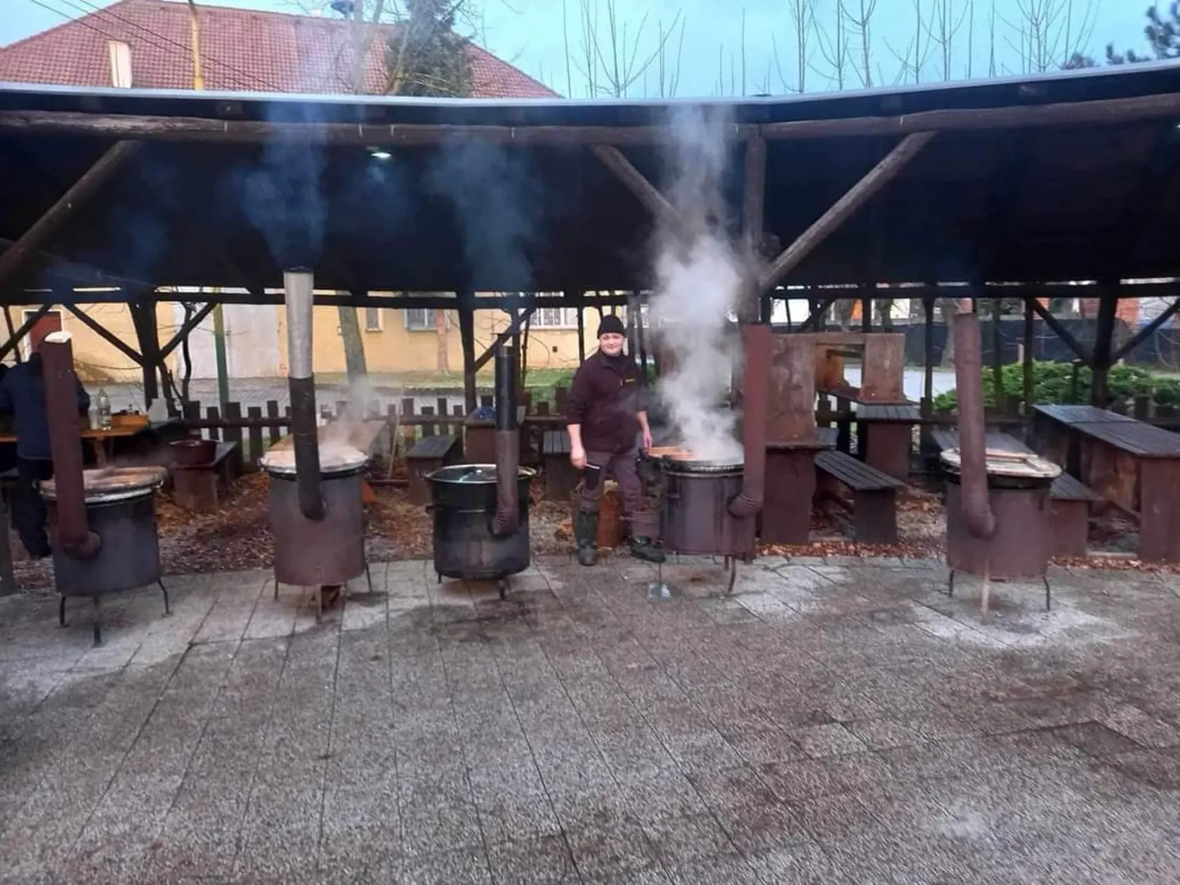 Tlačenka sa varila v týchto veľkých hrncoch - parákoch.