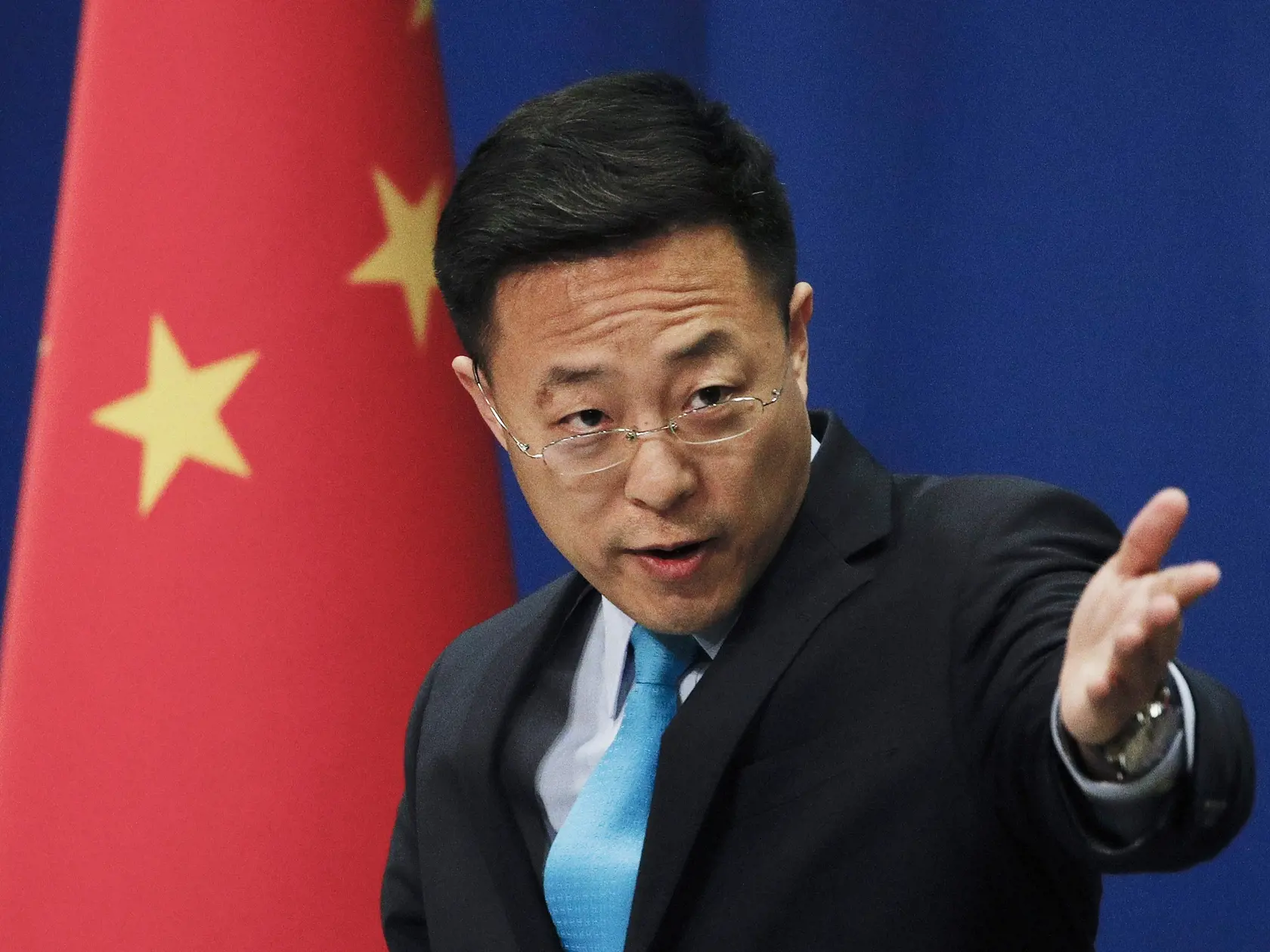 KK46 archív Peking - Na archívnej snímke z 24. februára 2020 hovorca čínskeho ministerstva zahraničných vecí Čao Li-ťien  hovorí počas brífingu v Pekingu.