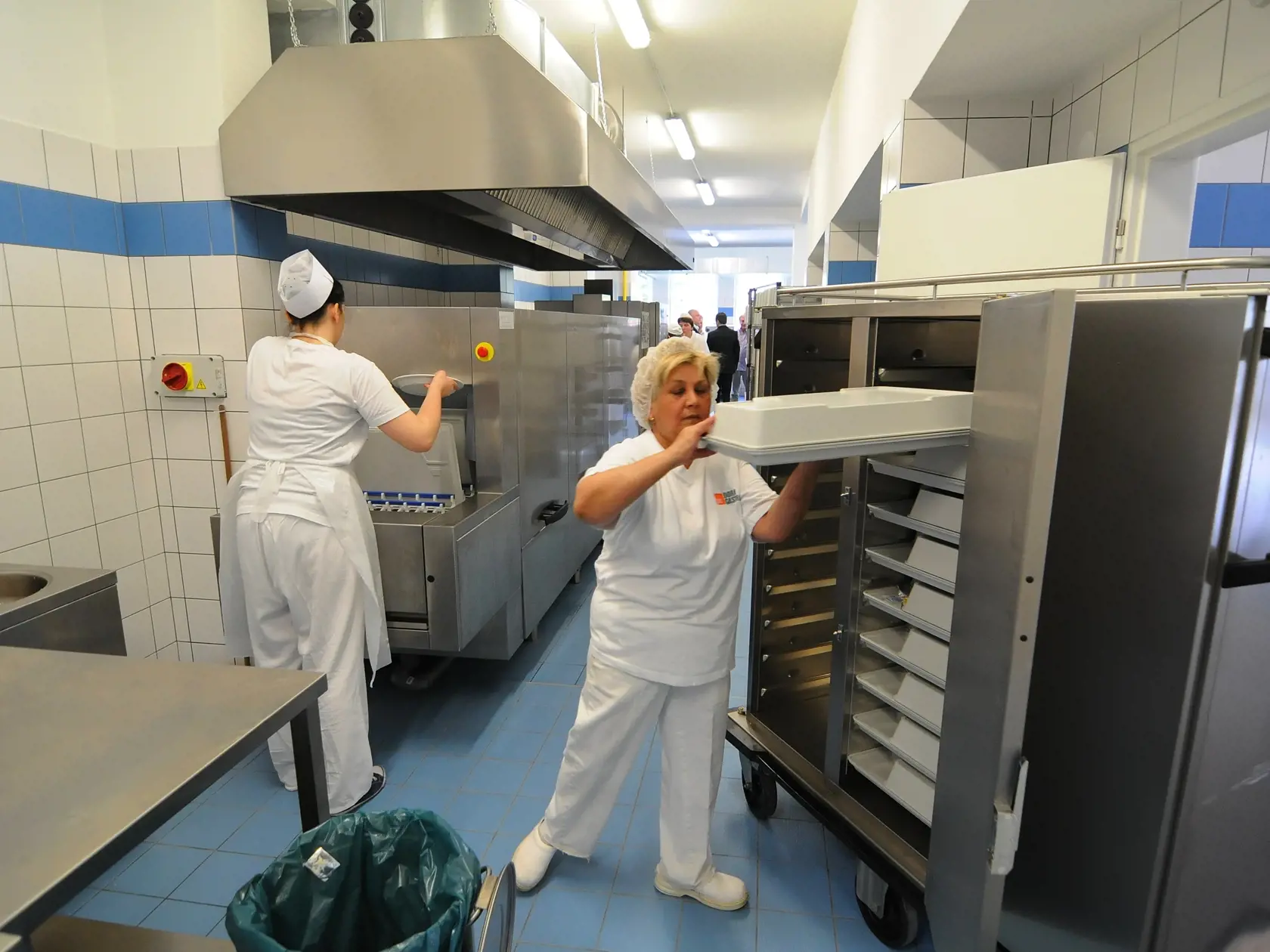 Polepšia si zamestnanci platení od štátu. Kuchárky v nemocnici tiež dostanú o čosi viac.