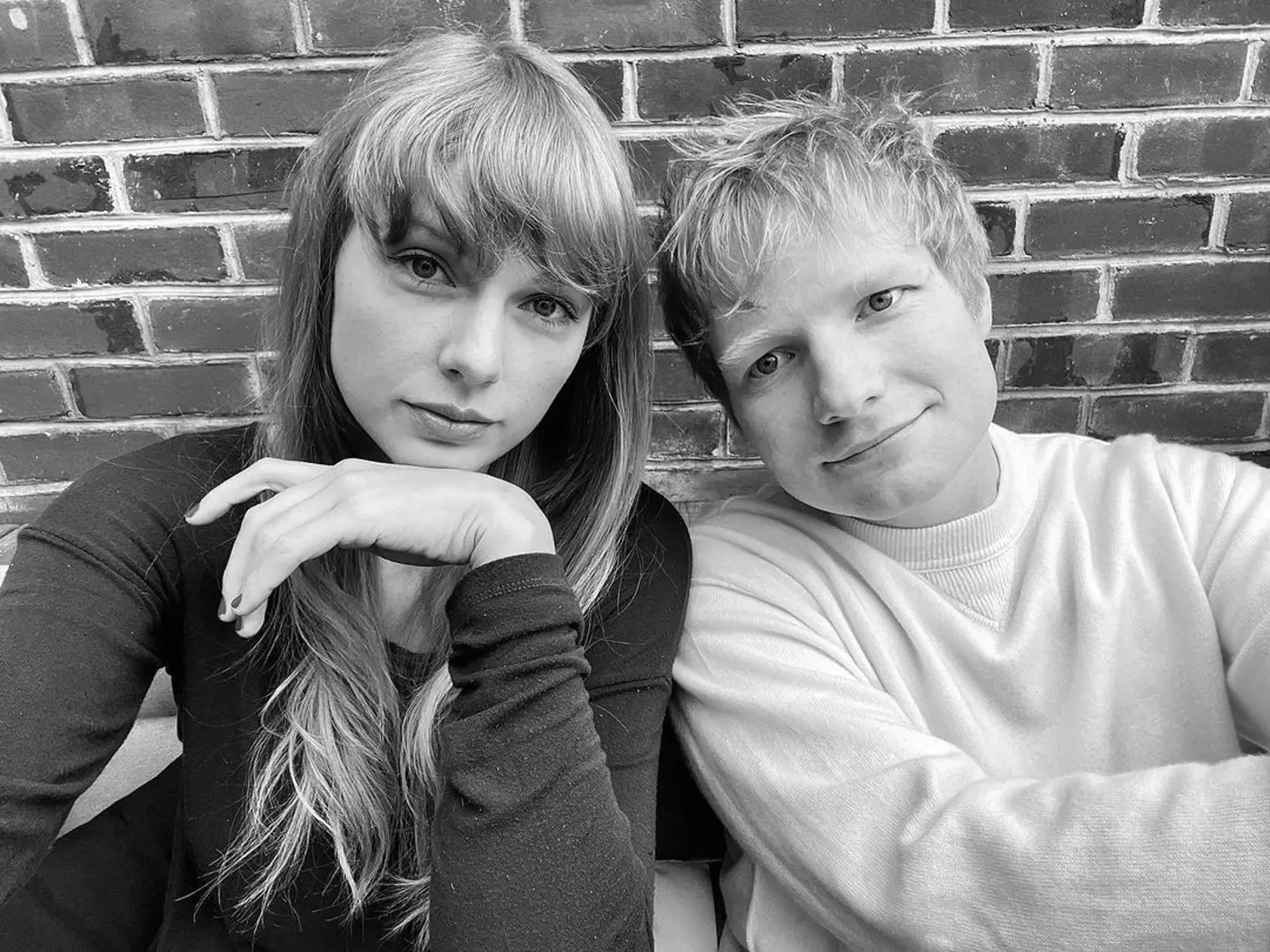 Speváčka Taylor Swift a spevák Ed Sheeran.