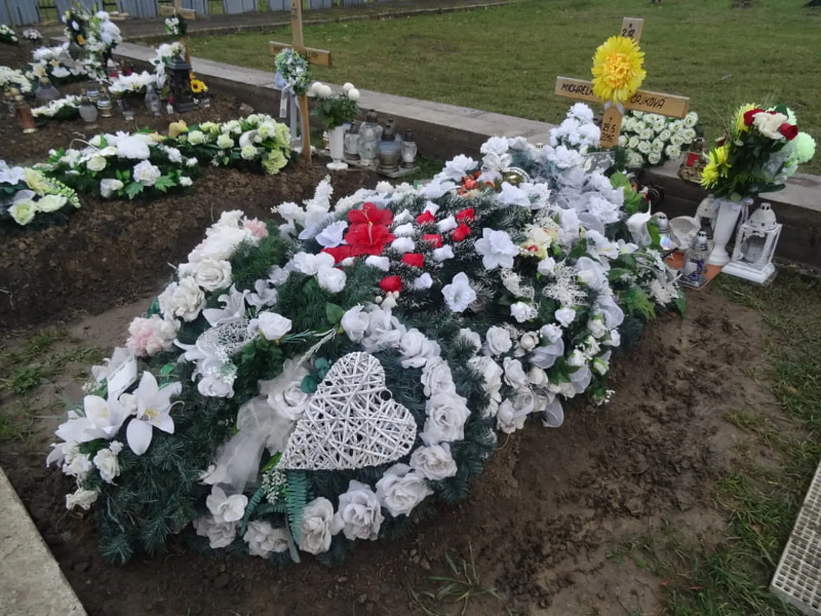 V tomto hrobe na cintoríne v Strážskom odpočíva úbohá Miška.