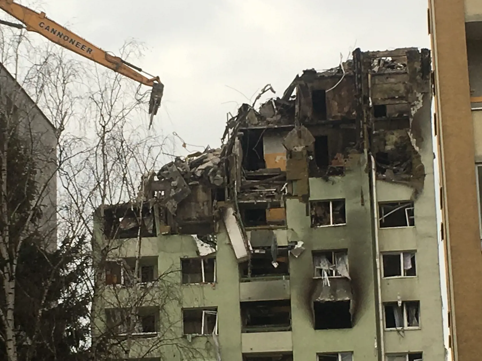 Mechanizmus sa po dvoch dňoch poriadne zahryzol do poničenej bytovky.