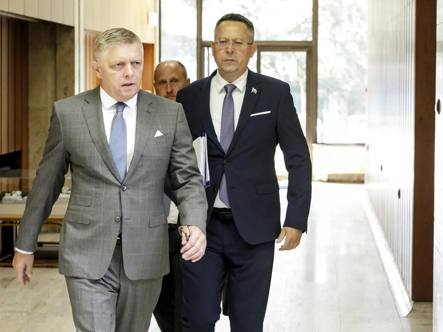 Na snímkev zľava predseda vlády SR Robert Fico (Smer-SD) a minister financií SR Ladislav Kamenický (Smer-SD) pred 46. rokovaním vlády SR 28. augusta 2024 v Bratislave. FOTO TASR - Dano Veselský