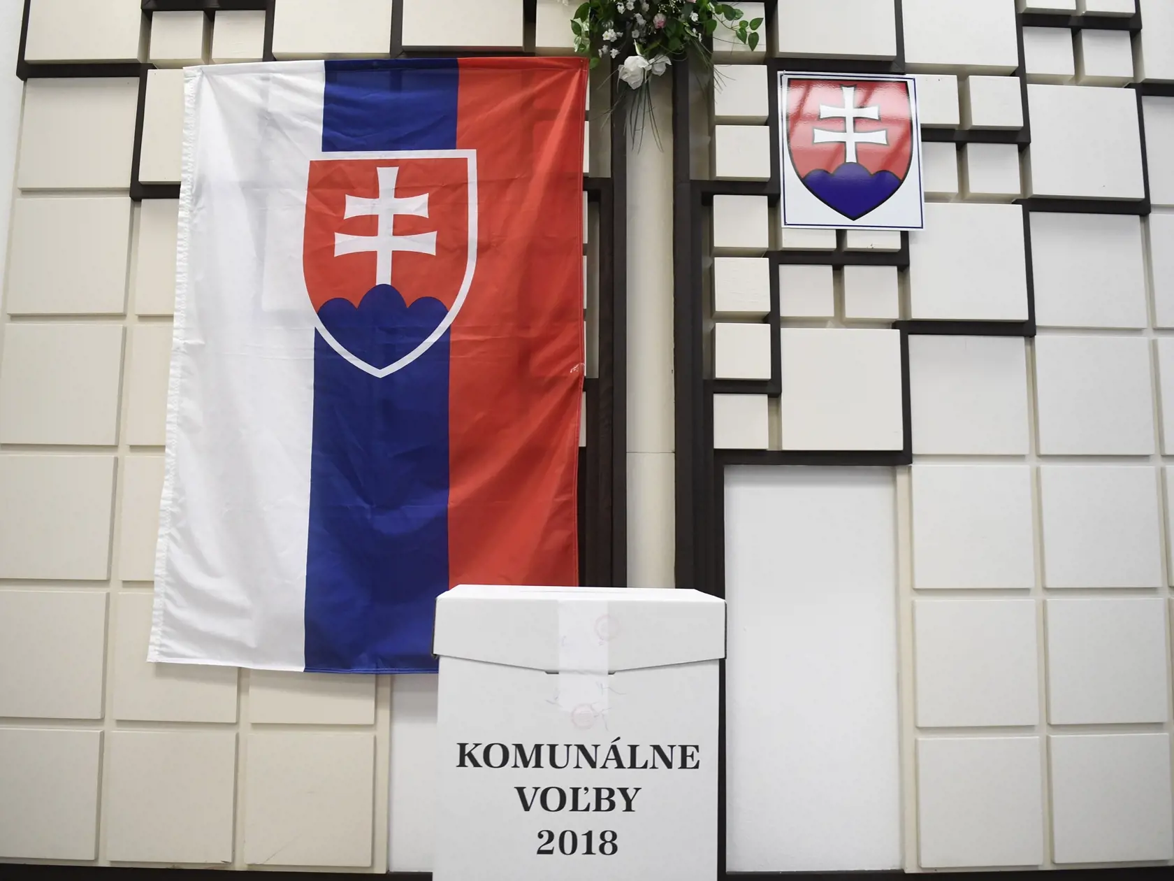 Volebná miestnosť v obci Trenčianske Stankovce. 