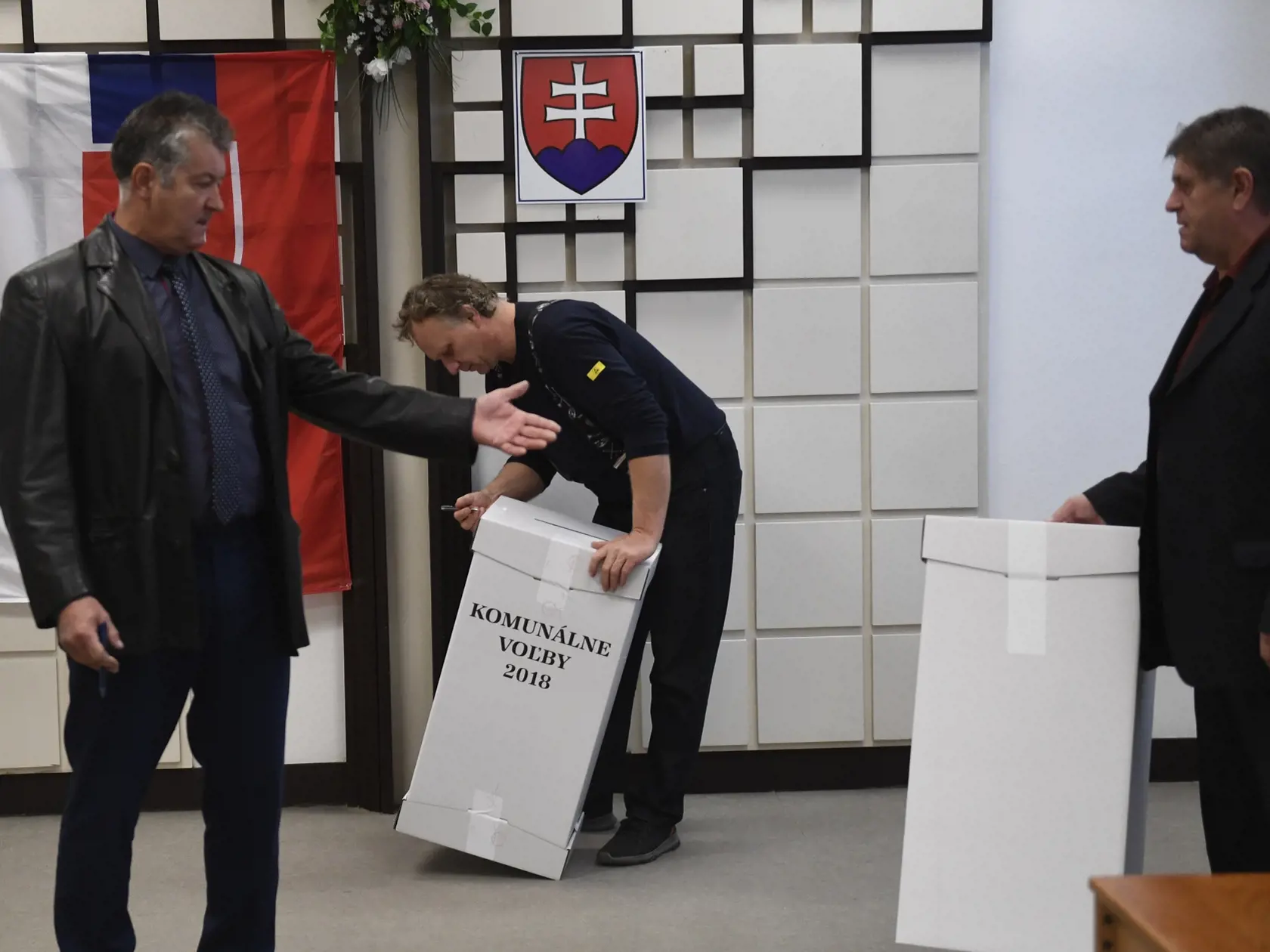 Členovia okrskovej volebnej komisie v obci Trenčianske Stankovce pripravujú volebnú schánku pred príchodom prvých voličov.