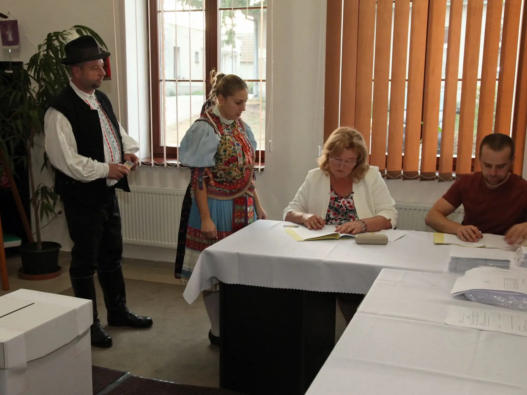 Členovia folklórneho súboru v Martovciach Bernadett Vargová a Zoltán Erdelyi prišli voliť v tradičných slovenských krojoch.