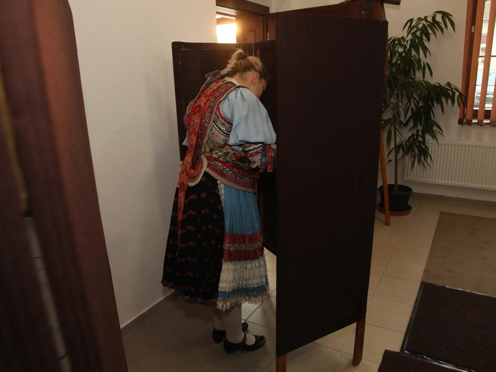 Členovia folklórneho súboru v Martovciach Bernadett Vargová a Zoltán Erdelyi prišli voliť v tradičných slovenských krojoch.