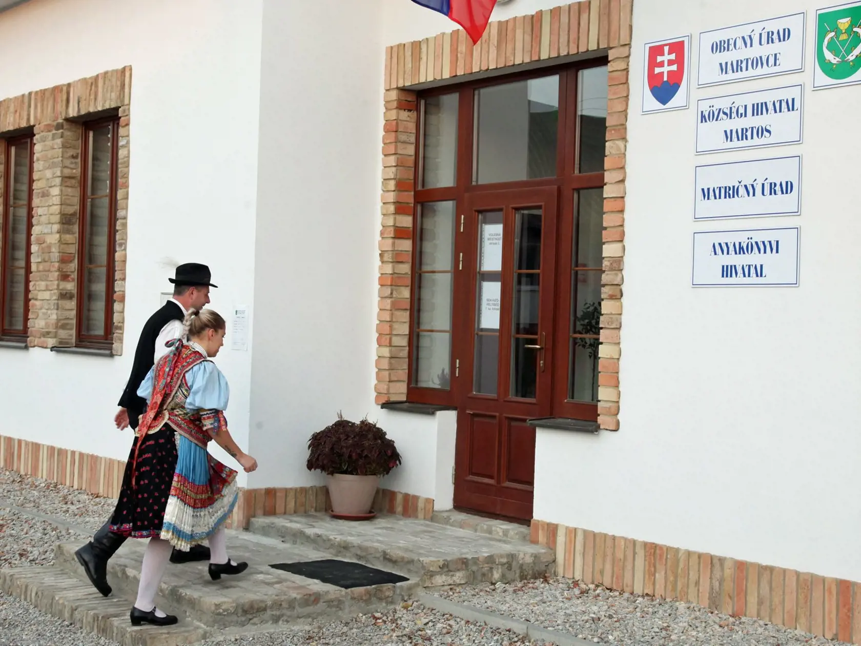 Členovia folklórneho súboru v Martovciach Bernadett Vargová a Zoltán Erdelyi prišli voliť v tradičných slovenských krojoch.
