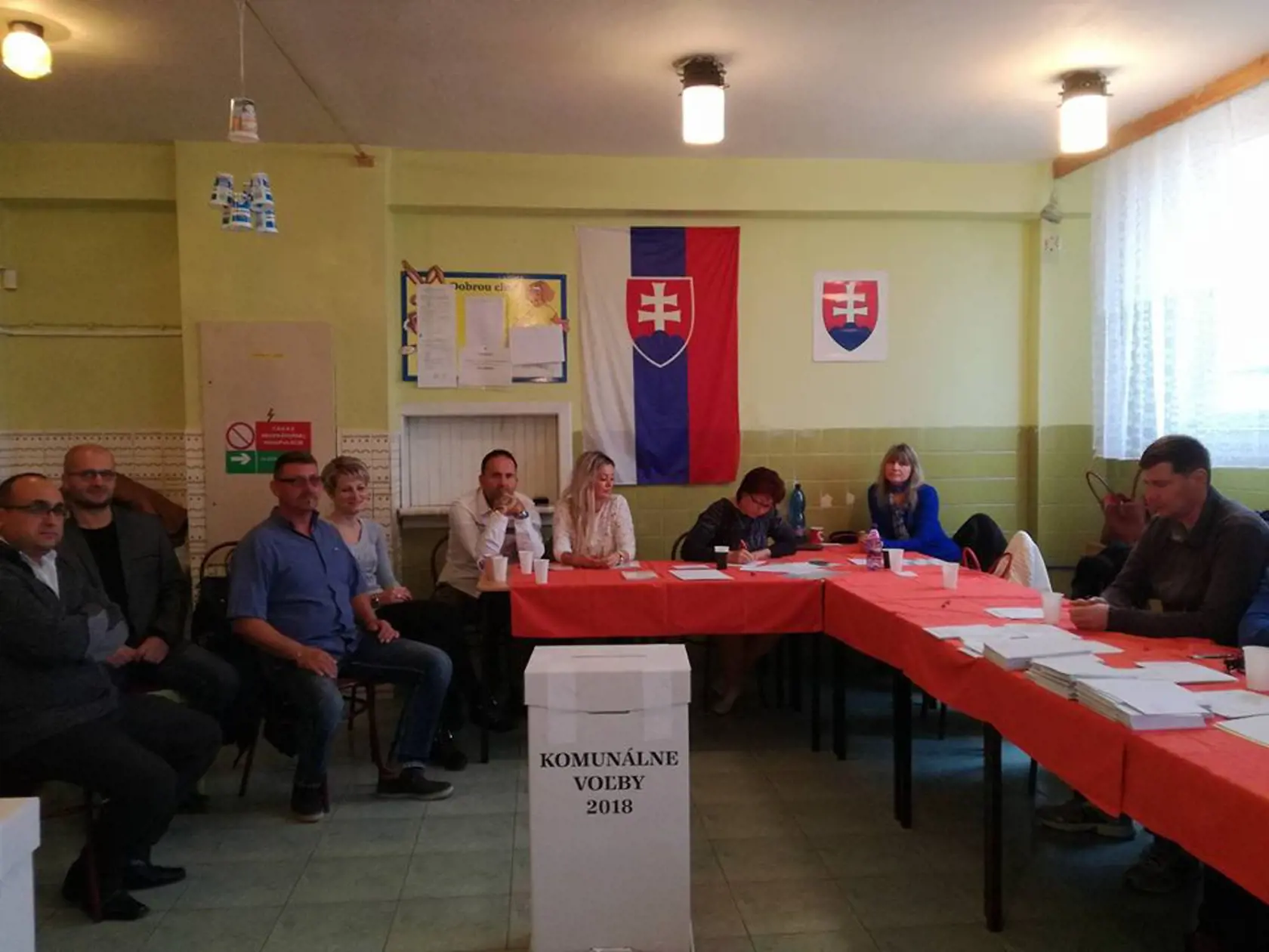 Volebná komisia na rómskom sídlisku v Rimavskej Sobote čaká na prvých voličov.