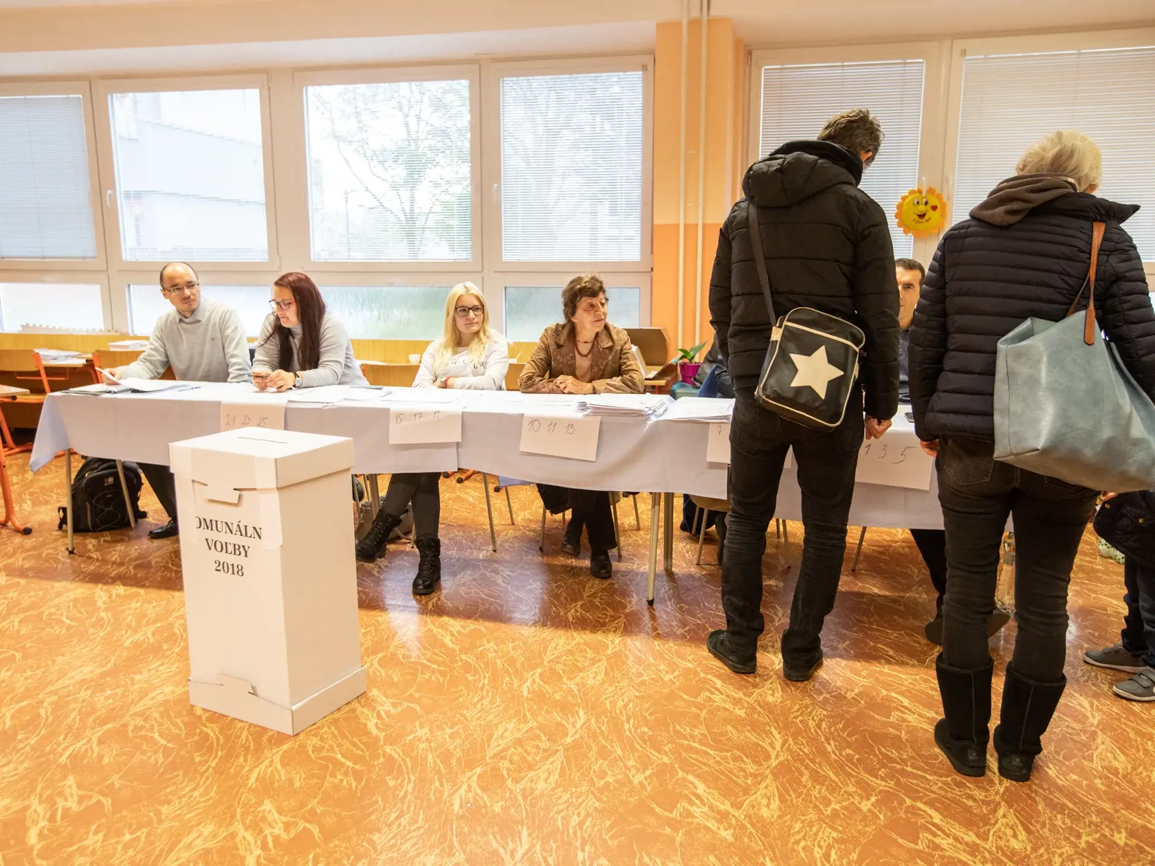 Komunálne voľby, volebná miesnosť v bratislavskej Petržalke.