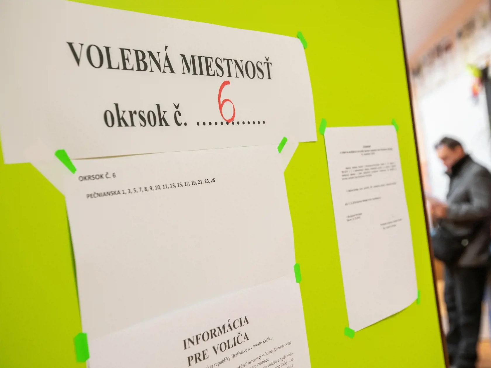 Komunálne voľby, volebná miesnosť v bratislavskej Petržalke.