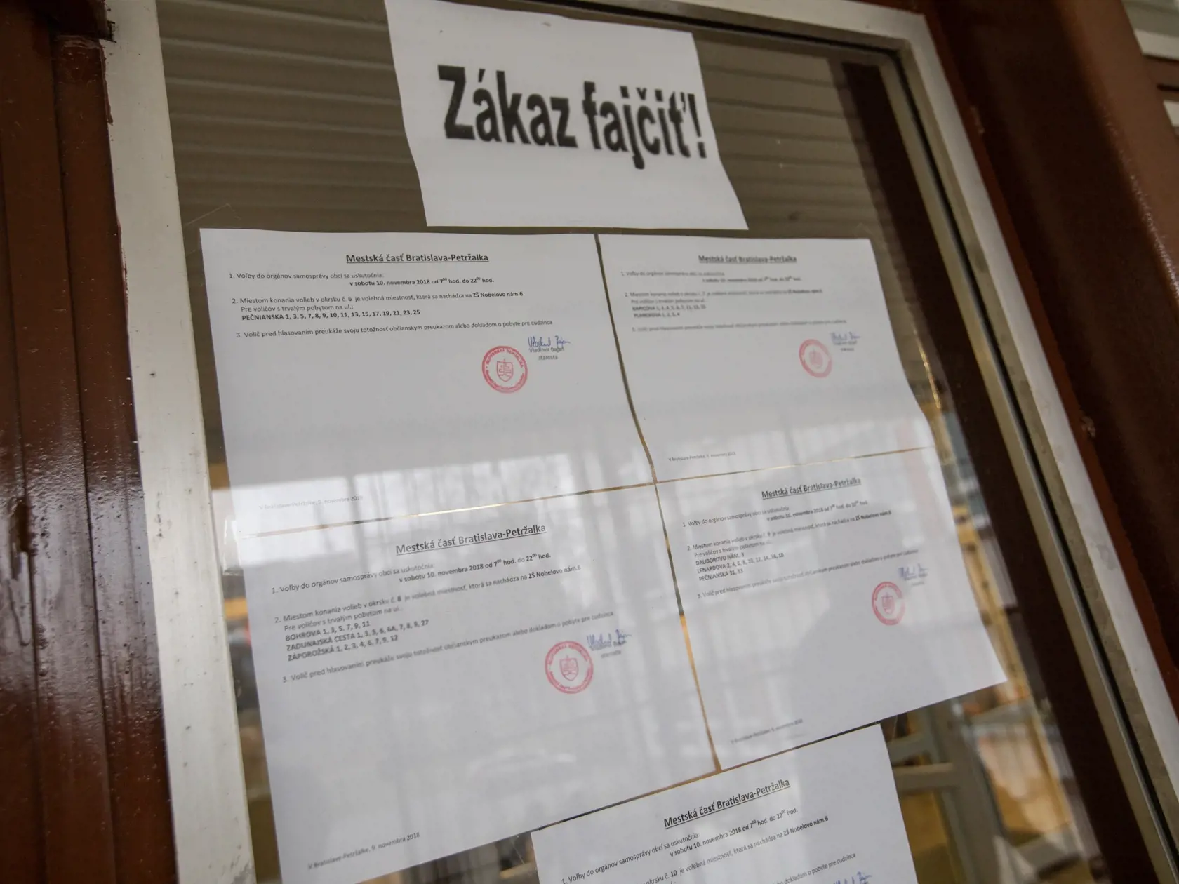 Komunálne voľby, volebná miesnosť v bratislavskej Petržalke.