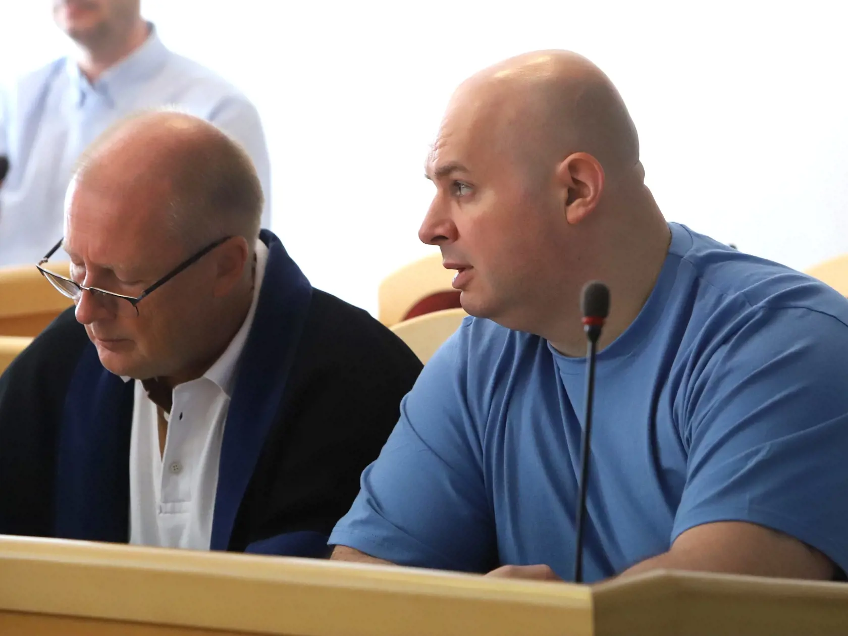 Na snímke vpravo odsúdený Branislav Adamčo na Okresnom súde v Banskej Bystrici počas obnoveného procesu v kauze vraždy Mariána Karcela. Okresný súd Banská Bystrica, 19. júna 2023. FOTO TASR - Ján Krošlák