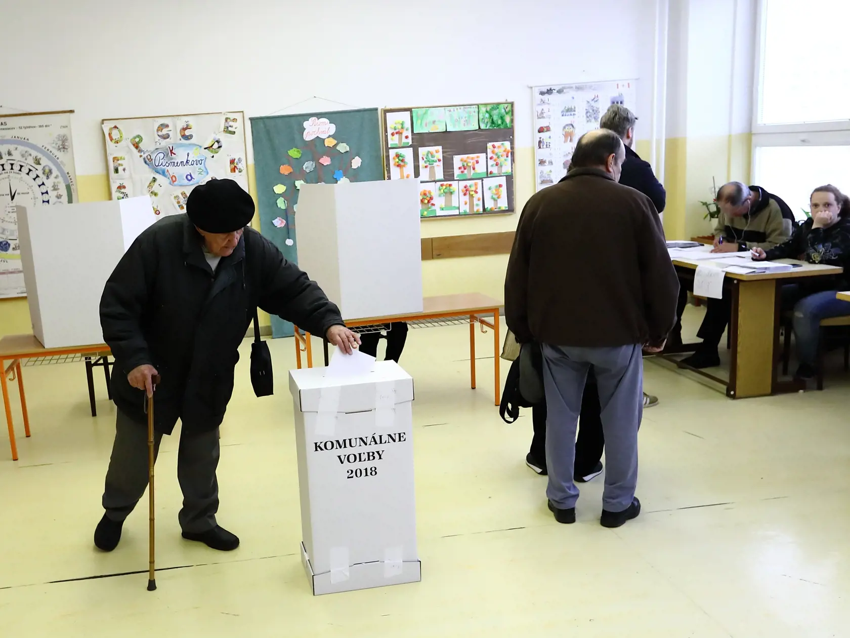 Na snímke komunálne voľby 2018 na ZŠ Majerníkova, Karlova ves.