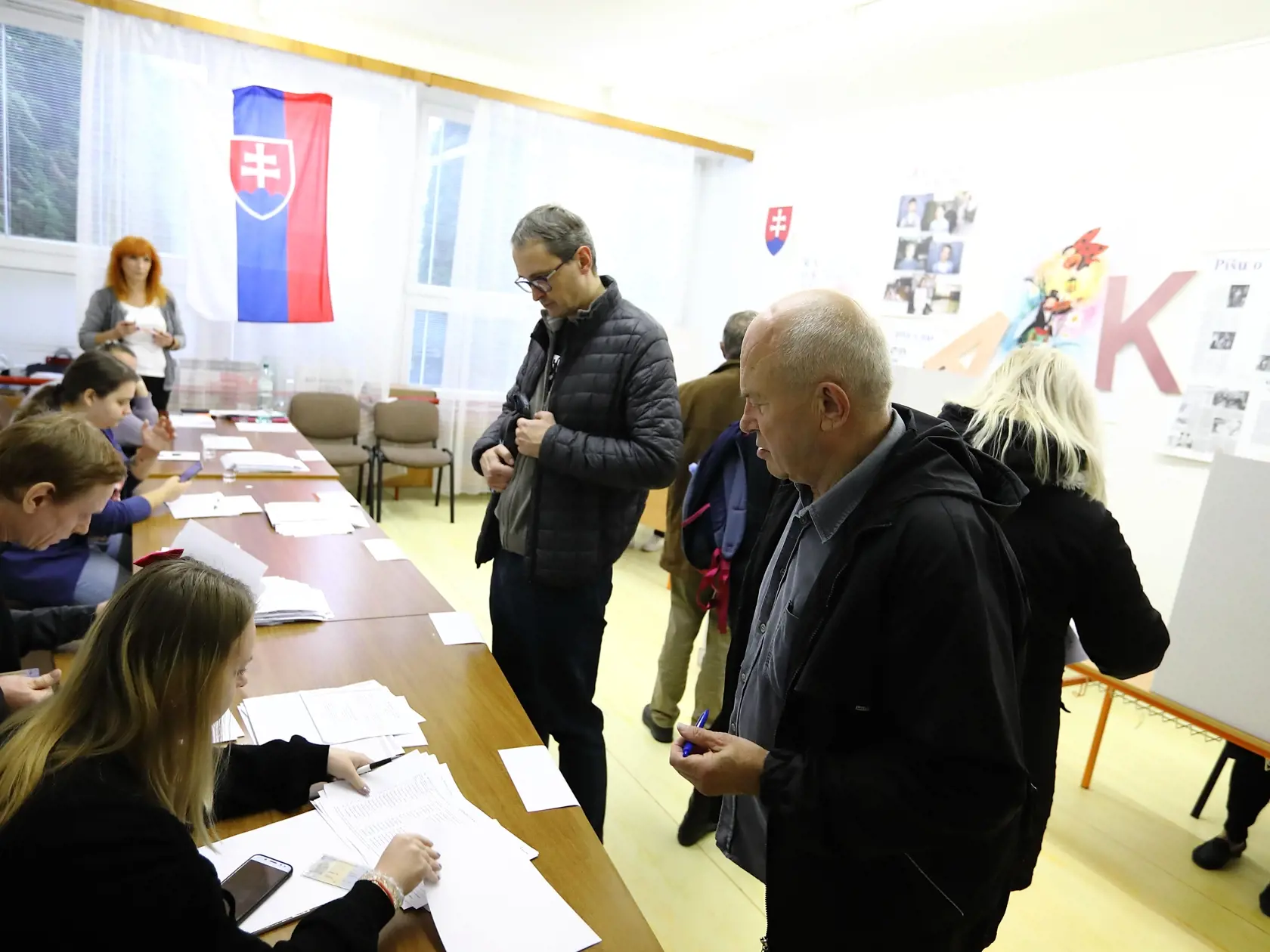 Na snímke komunálne voľby 2018 na ZŠ Majerníkova, Karlova ves.