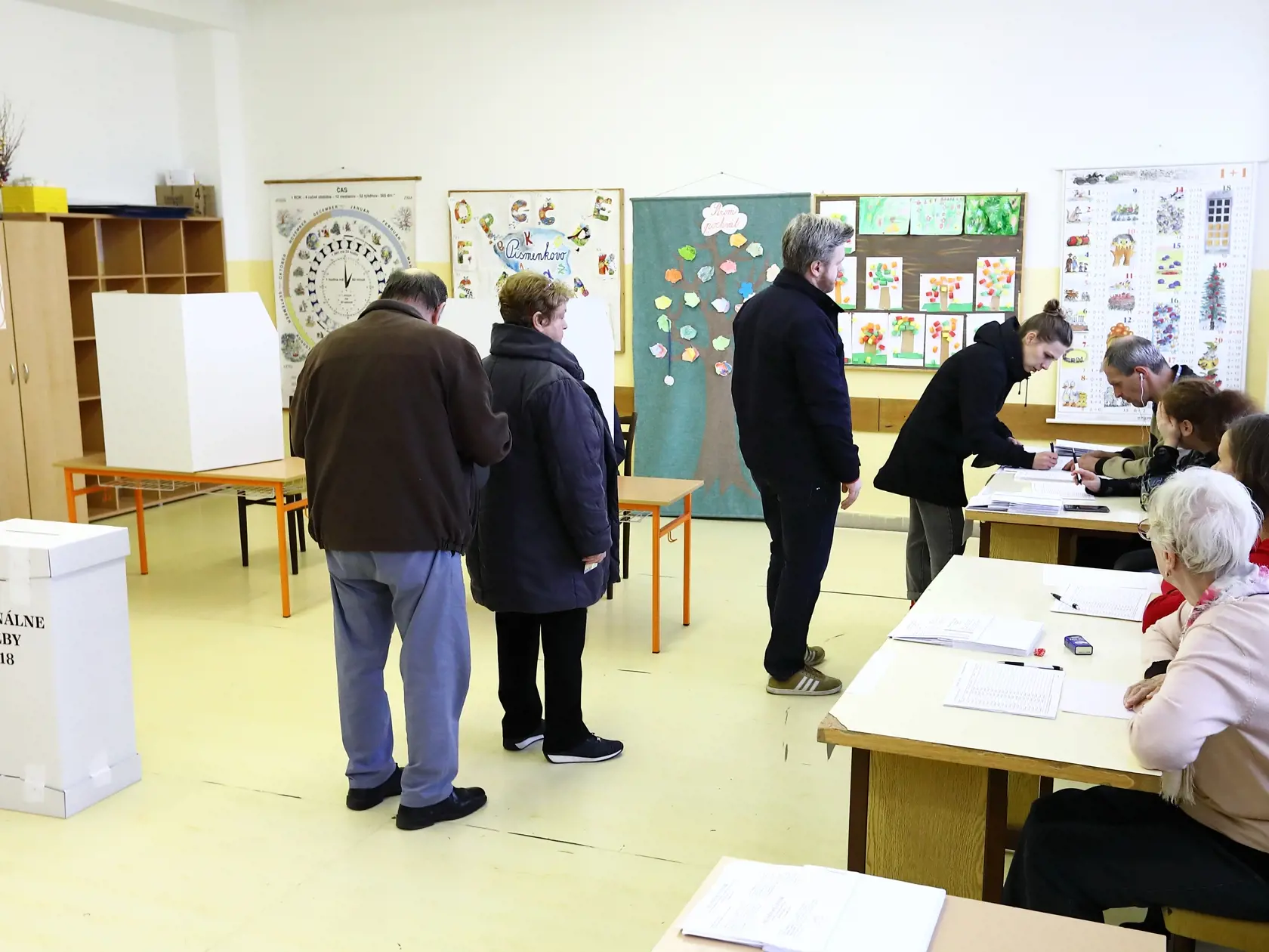 Na snímke komunálne voľby 2018 na ZŠ Majerníkova, Karlova ves.