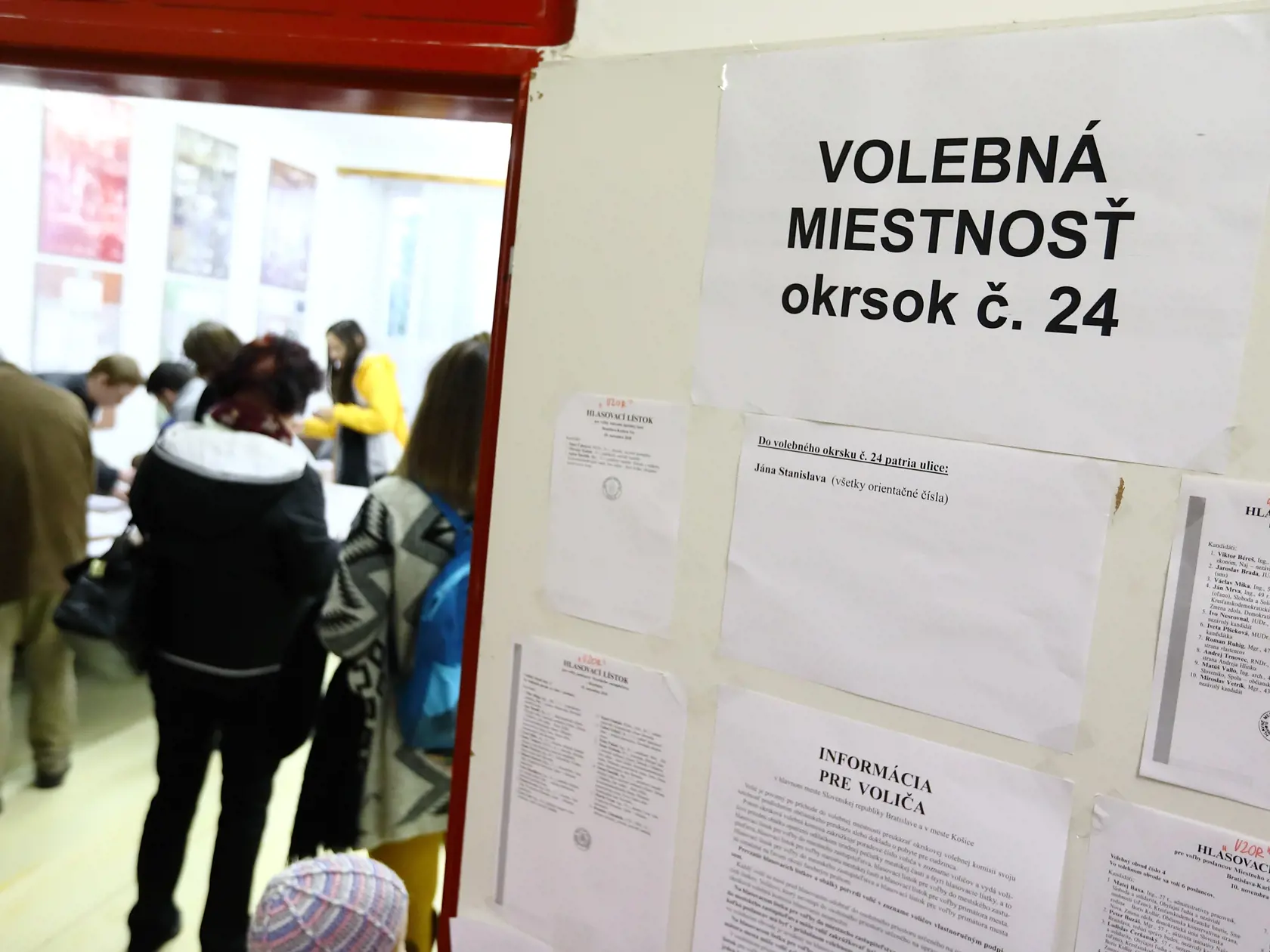 Na snímke komunálne voľby 2018 na ZŠ Majerníkova, Karlova ves.