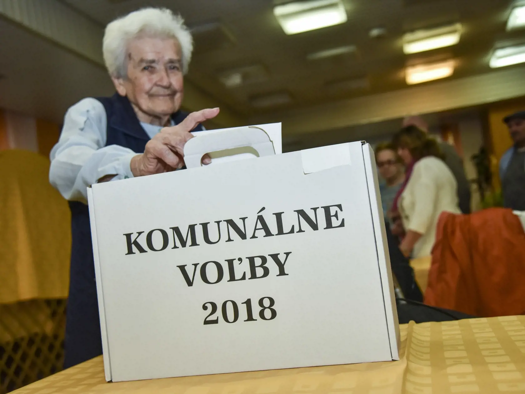 Hlasovanie v Dome tretieho veku v Bratislave. 