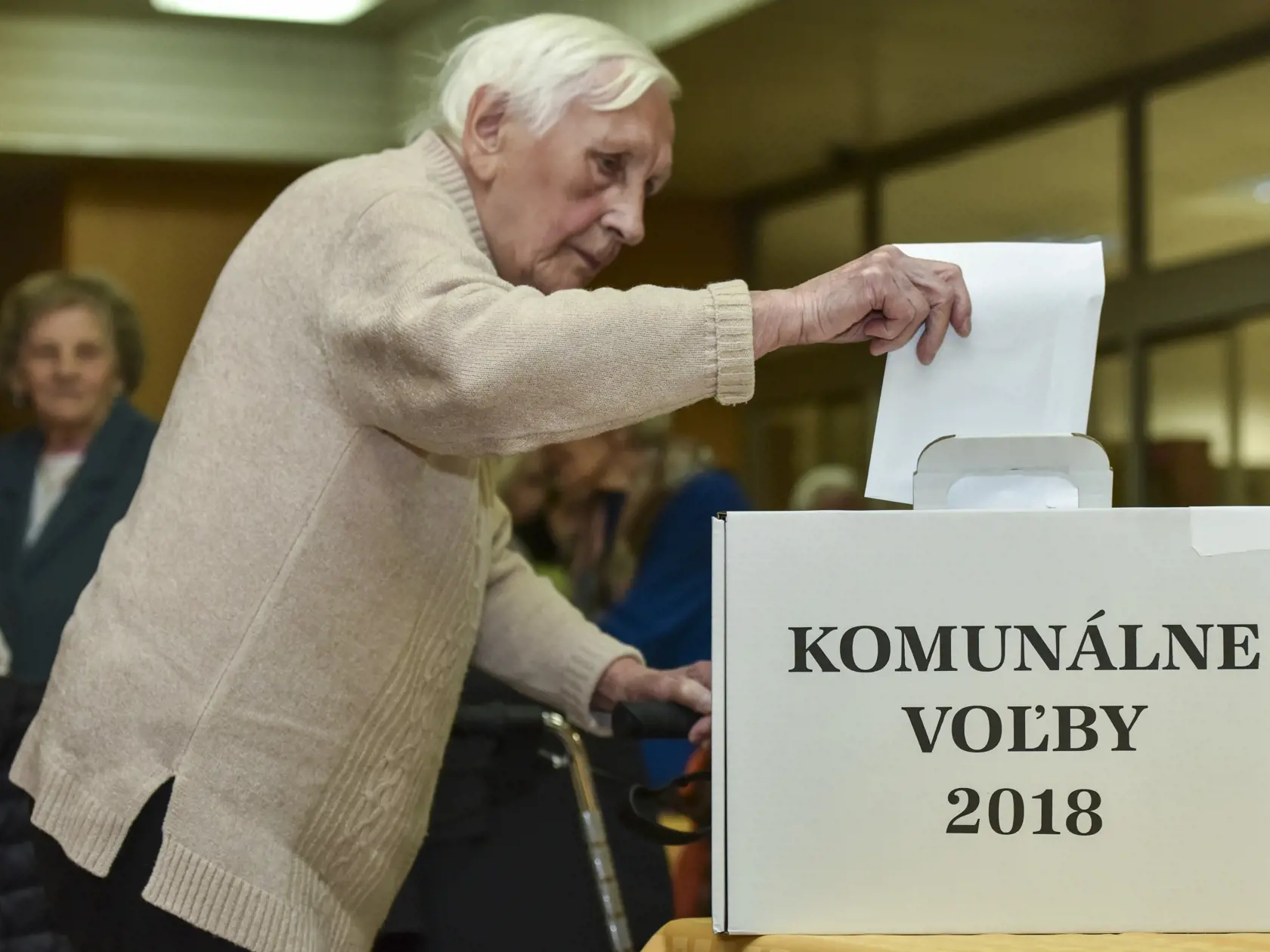 Hlasovanie v Dome tretieho veku v Bratislave. 