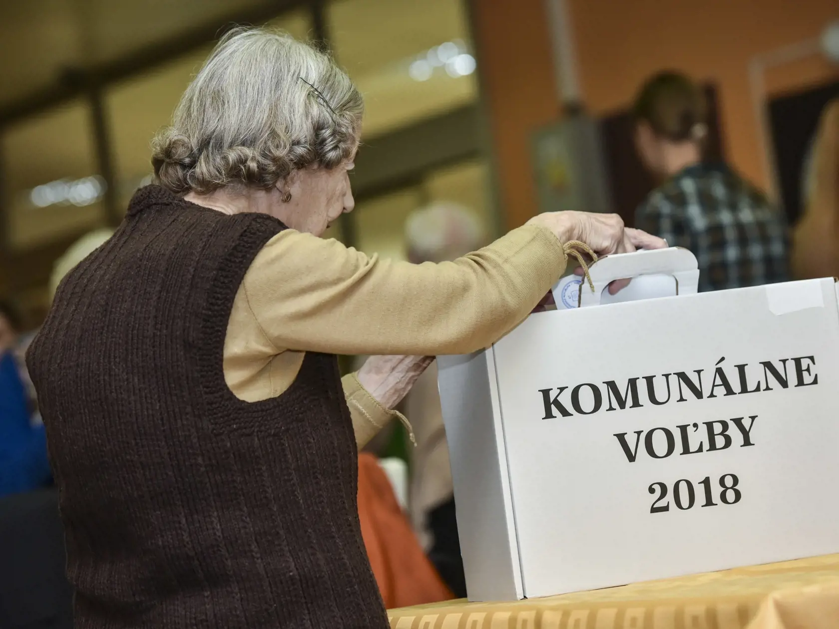 Hlasovanie v Dome tretieho veku v Bratislave. 