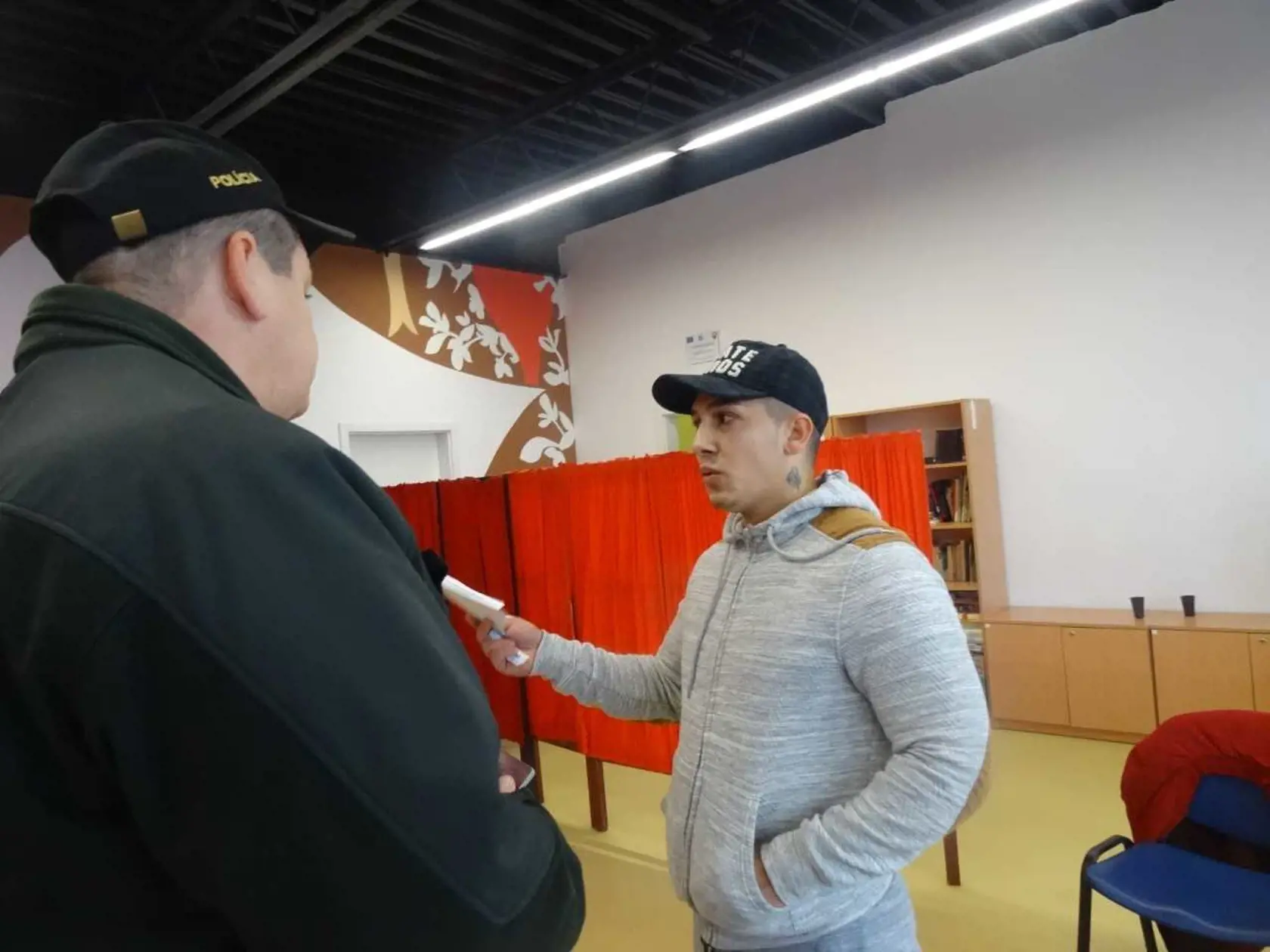 Mladík vošiel do volebnej miestnosti s papierikom, na ktorom mal napísané meno a číslo kandidáta.