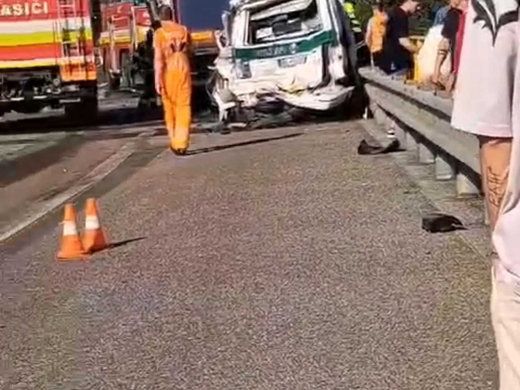Na diaľnici pristál aj vrtuľník. Kamión podľa svedka vrazil do policajného auta aj do hasičov.