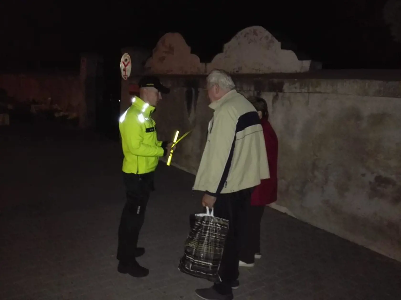 Polícia upozorňuje na voličov, ktorí riskujú svoje životy.