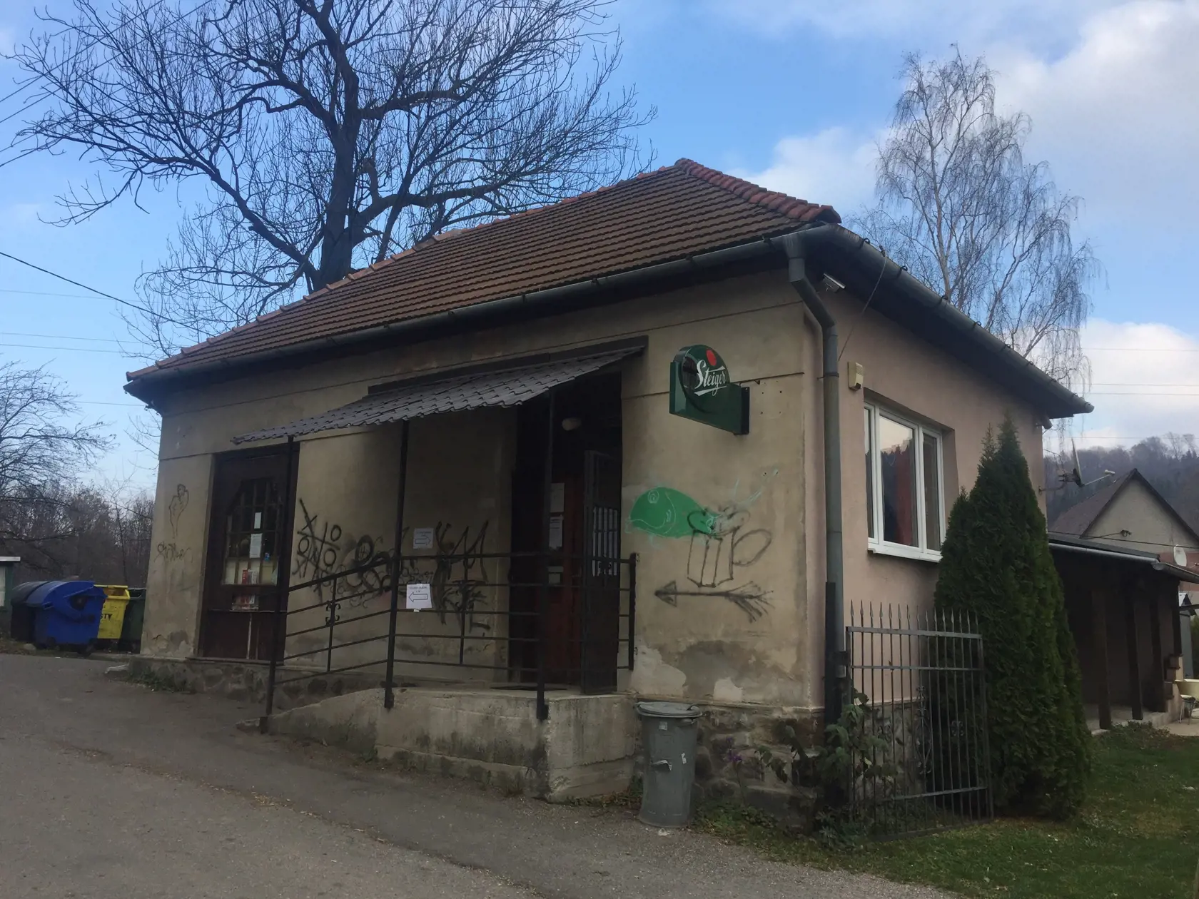 V Handlovej je volebná miestnosť na mieste,kde by to málokto čakal. Volí sa tam v miestnom pohostinstve. Kým voliči volia vo vykúrenej miestnosti, štamgasti sedia vonku. 